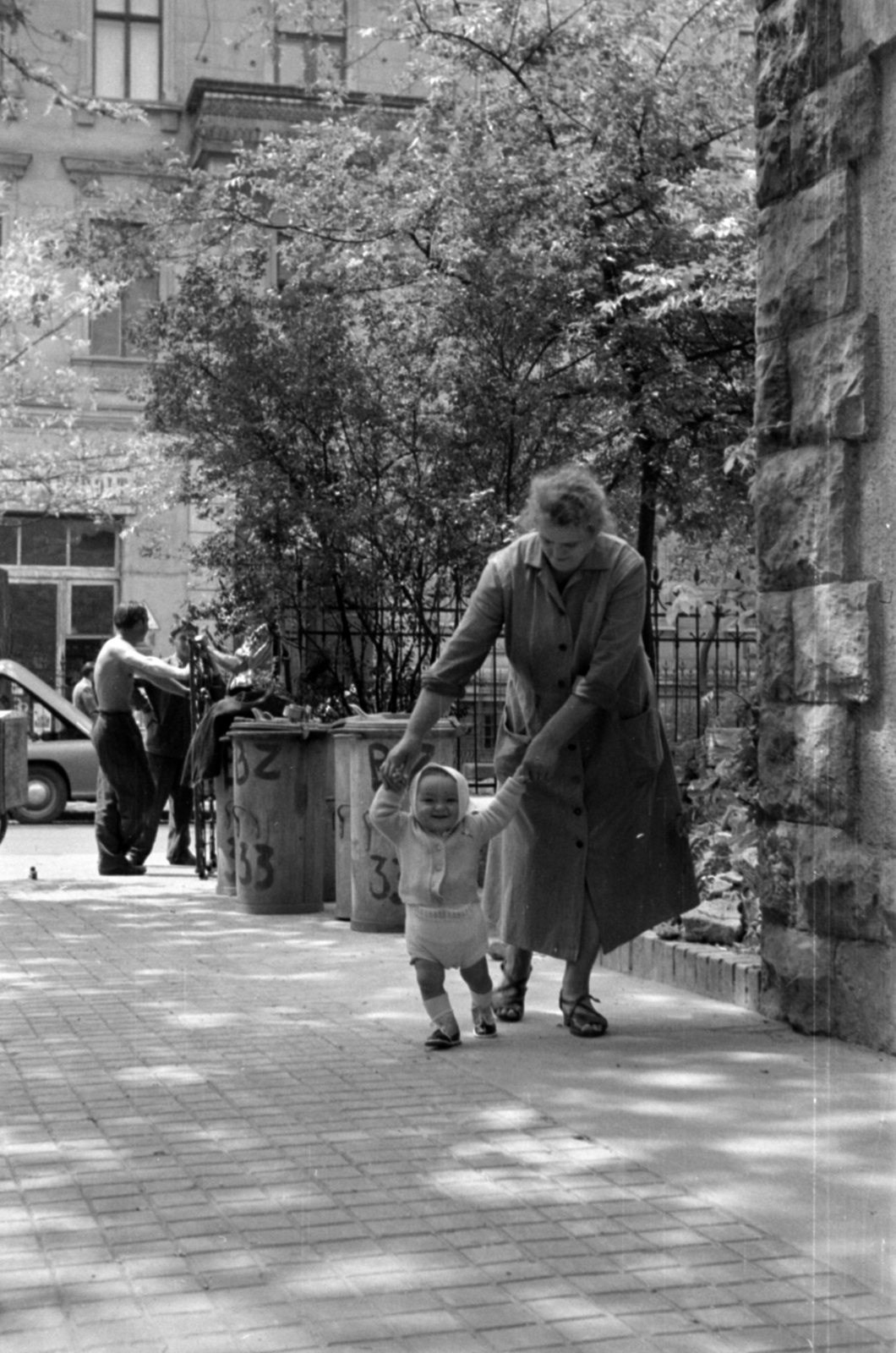Magyarország, Budapest VI., Bajza utca 33., 1958, Barbjerik Ferenc, Budapest, kézenfogva, Fortepan #148501