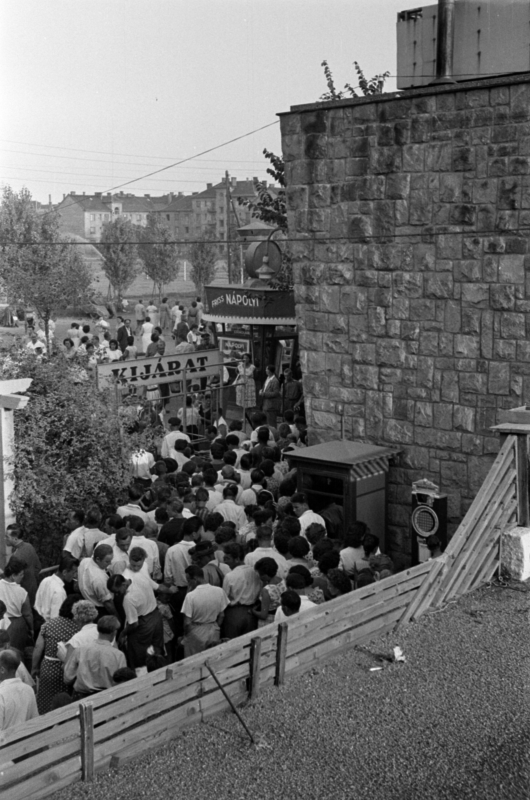 Magyarország, Budapest XIII., Dagály (Szabadság) fürdő, kijárat a Népfürdő utca felé., 1958, Barbjerik Ferenc, Budapest, közönség, utcai mérleg, Fortepan #148503