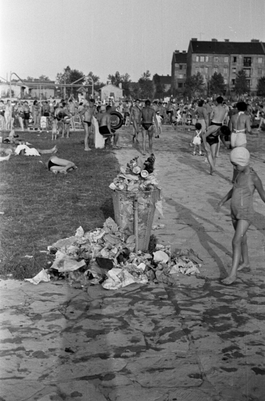 Magyarország, Budapest XIII., Dagály (Szabadság) fürdő., 1958, Barbjerik Ferenc, Budapest, szemetes, szemét, Fortepan #148504