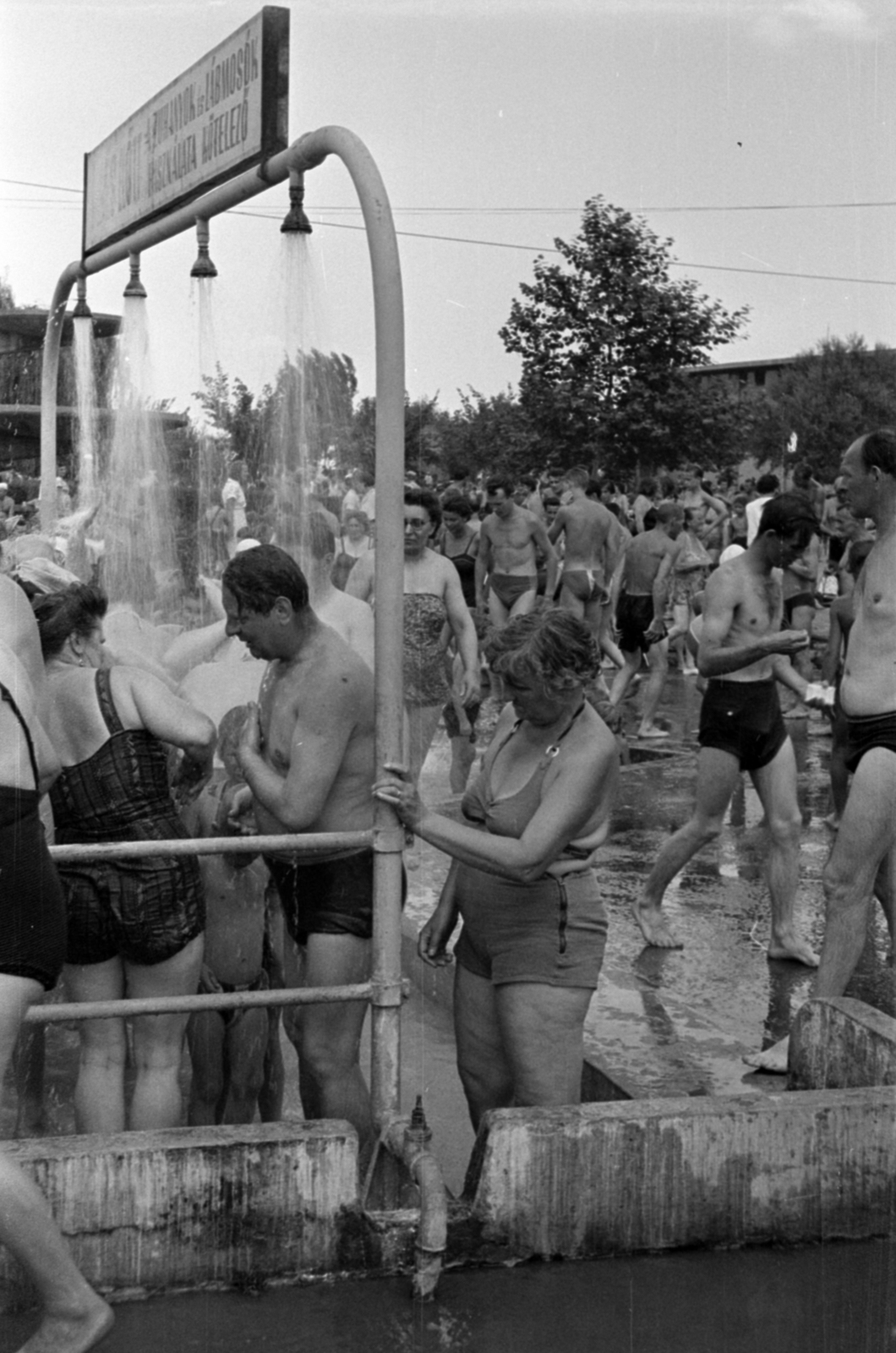 Magyarország, Budapest XIII., Dagály (Szabadság) fürdő., 1958, Barbjerik Ferenc, Budapest, zuhanyozás, Fortepan #148506