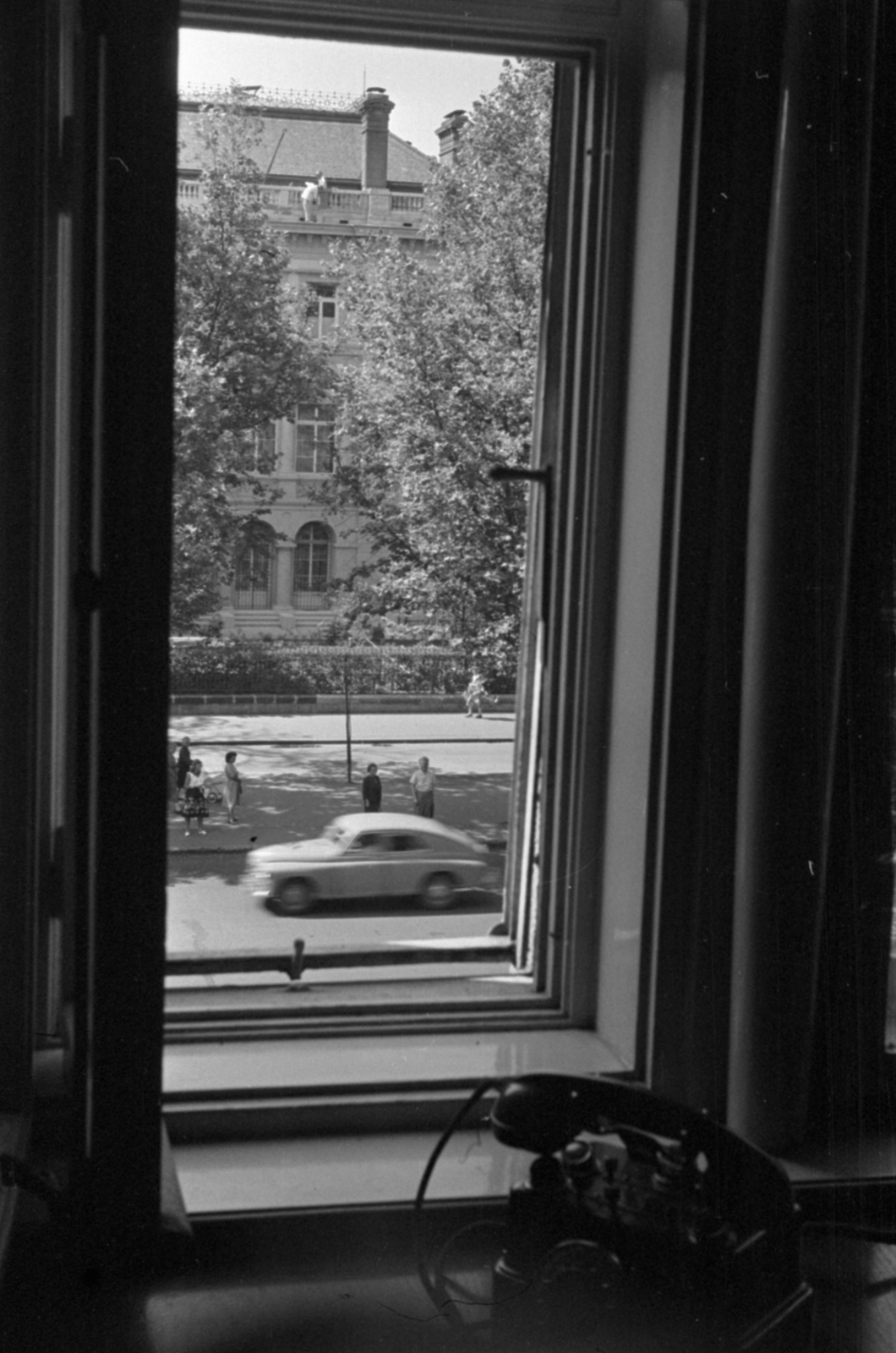 Magyarország, Budapest VI., Andrássy út (Népköztársaság útja) a MÚOSZ székházból nézve, szemben a 104. számú ház., 1958, Barbjerik Ferenc, Budapest, ablak, Fortepan #148518