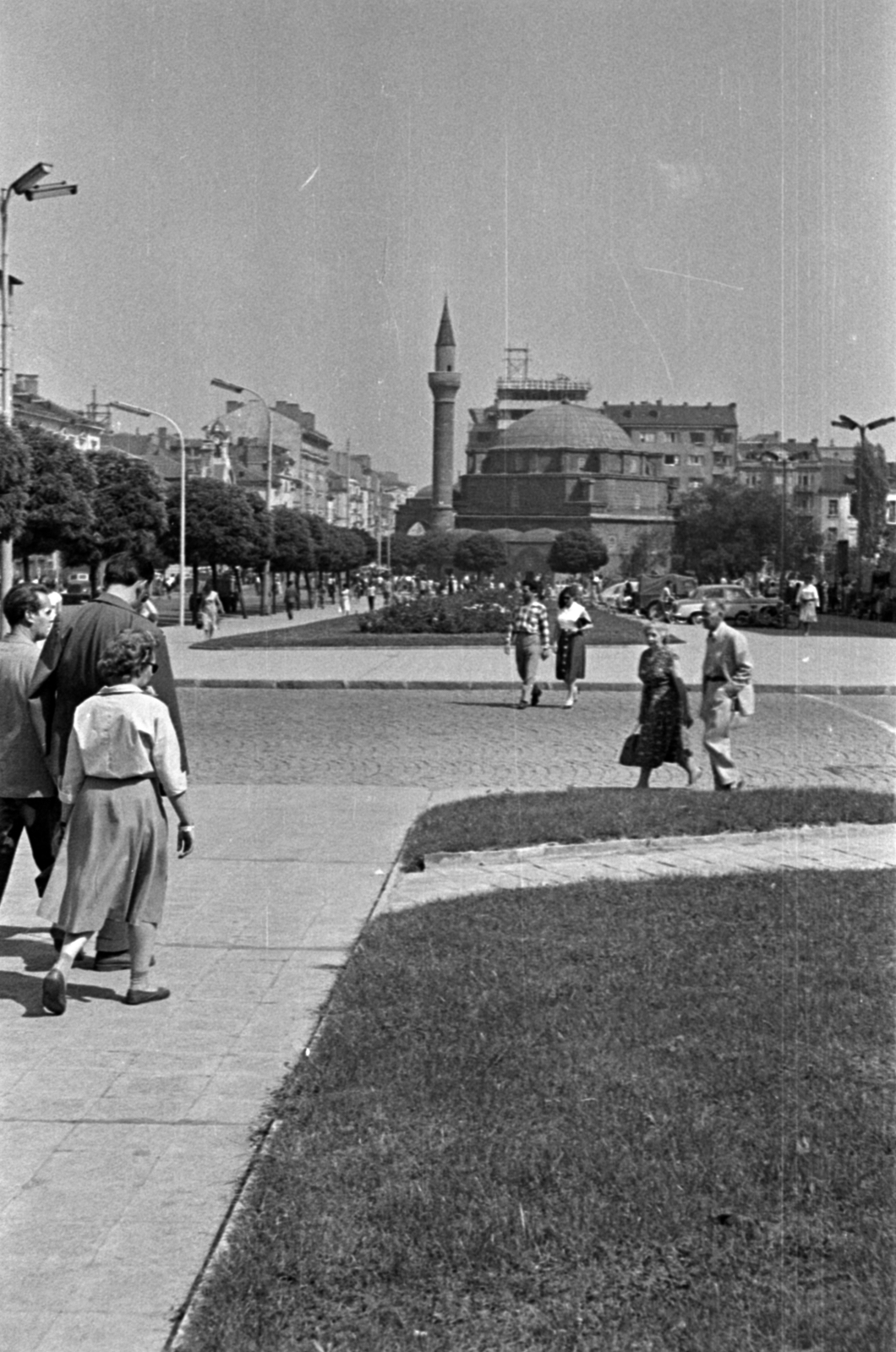 Bulgária, Szófia, Mária Lujza hercegnő (Georgi Dimitrov) sugárút a Hotel Balkanból nézve, szemben a Banja basi mecset., 1959, Barbjerik Ferenc, minaret, mecset, Fortepan #148524