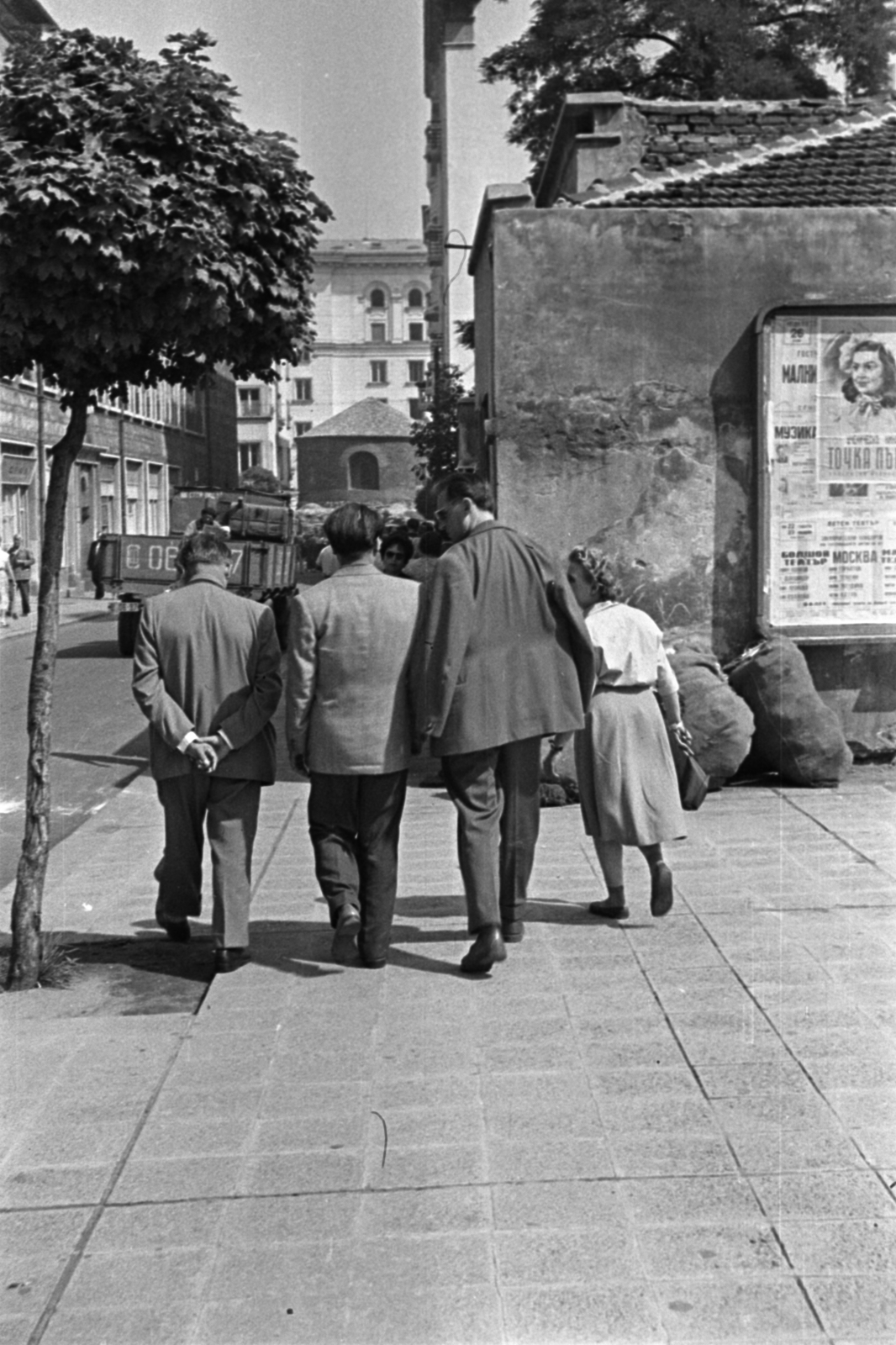 Bulgaria, Sofia, ulica Car Kalojan, szemben a Győzedelmes Szent György körtemplom (Rotunda Szveti Georgi Pobedonoszec) az Elnöki Palota udvarában., 1959, Barbjerik Ferenc, back, Fortepan #148529