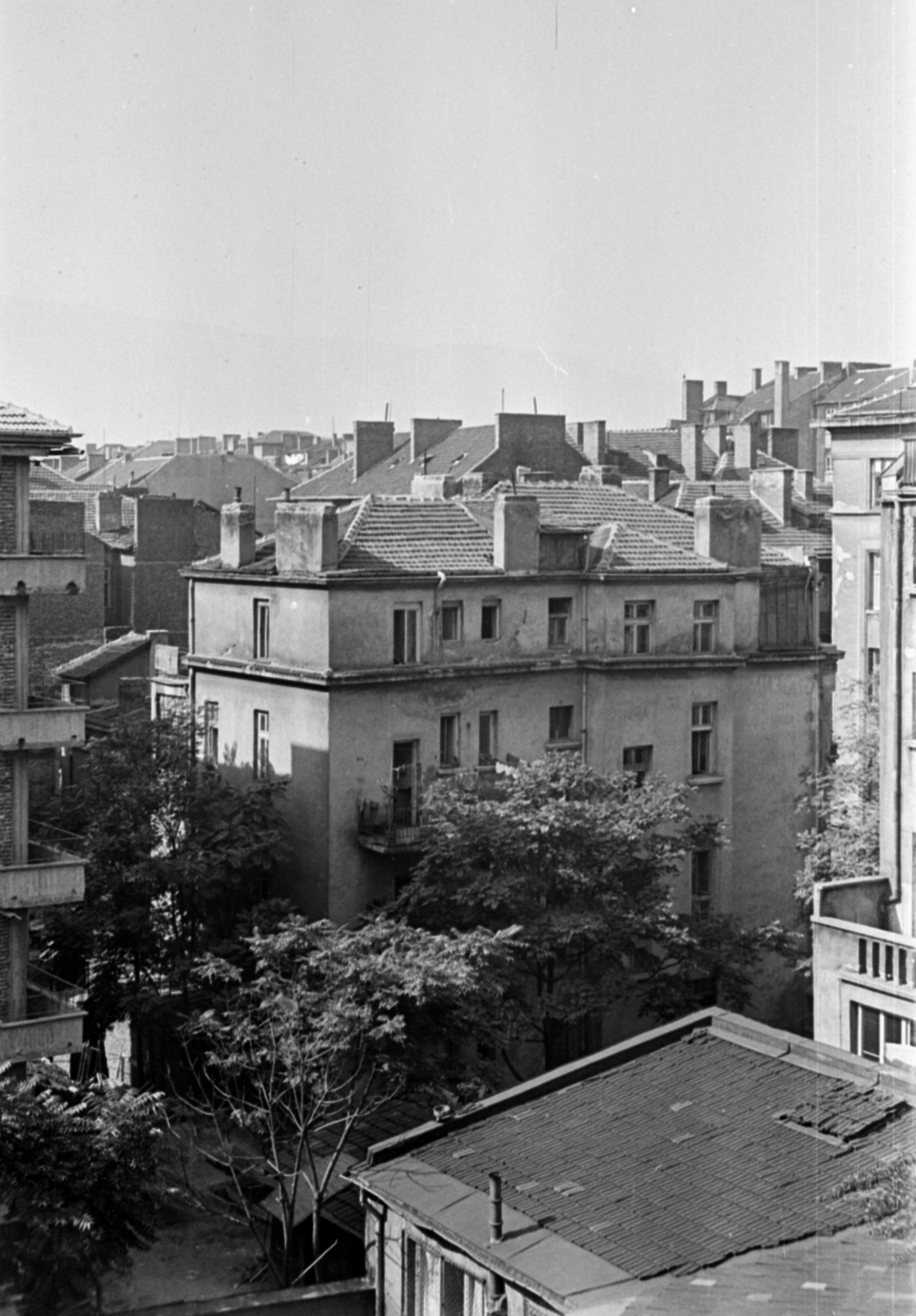 Bulgaria, Sofia, kilátás az ulica Graf Ignatiev 4. számú házból, szemben az ulica Ivan Gyenkoglu és az ulica Hriszto Belcsev sarkán álló épület hátsó frontja., 1959, Barbjerik Ferenc, Fortepan #148540