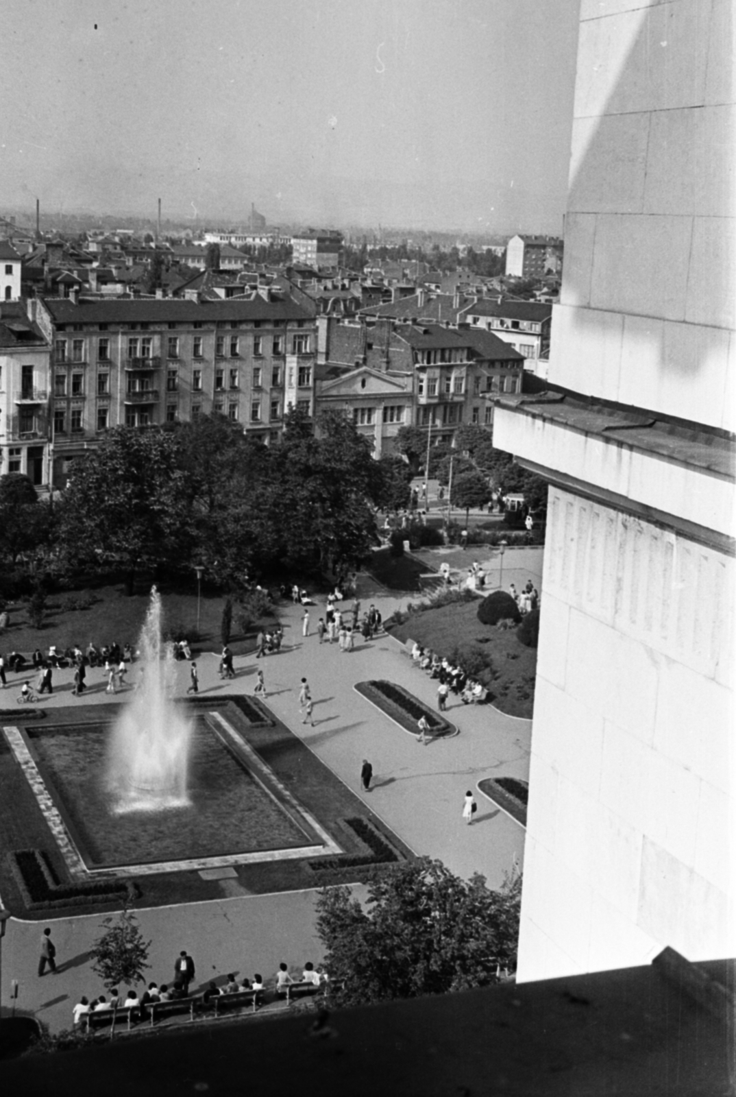 Bulgária, Szófia, kilátás a Minisztertanács épületéből, előtérben a plosad Banszki, hátttérben az ulica Ekzarh Joszif épületei., 1959, Barbjerik Ferenc, Fortepan #148543