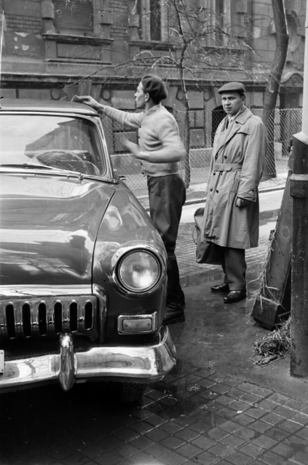 Hungary, Budapest VI., Andrássy út (Népköztársaság útja) 101., a MÚOSZ székház udvara. Háttérben a Bajza utca 31., 1959, Barbjerik Ferenc, Budapest, Fortepan #148551