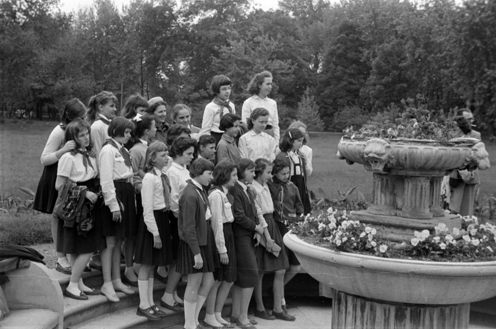 Magyarország, Margitsziget, Budapest, a felvétel a Margit-fürdő előtti ivókútnál készült., 1959, Barbjerik Ferenc, ünneplő ruha, úttörő, lányok, diák, Fortepan #148552