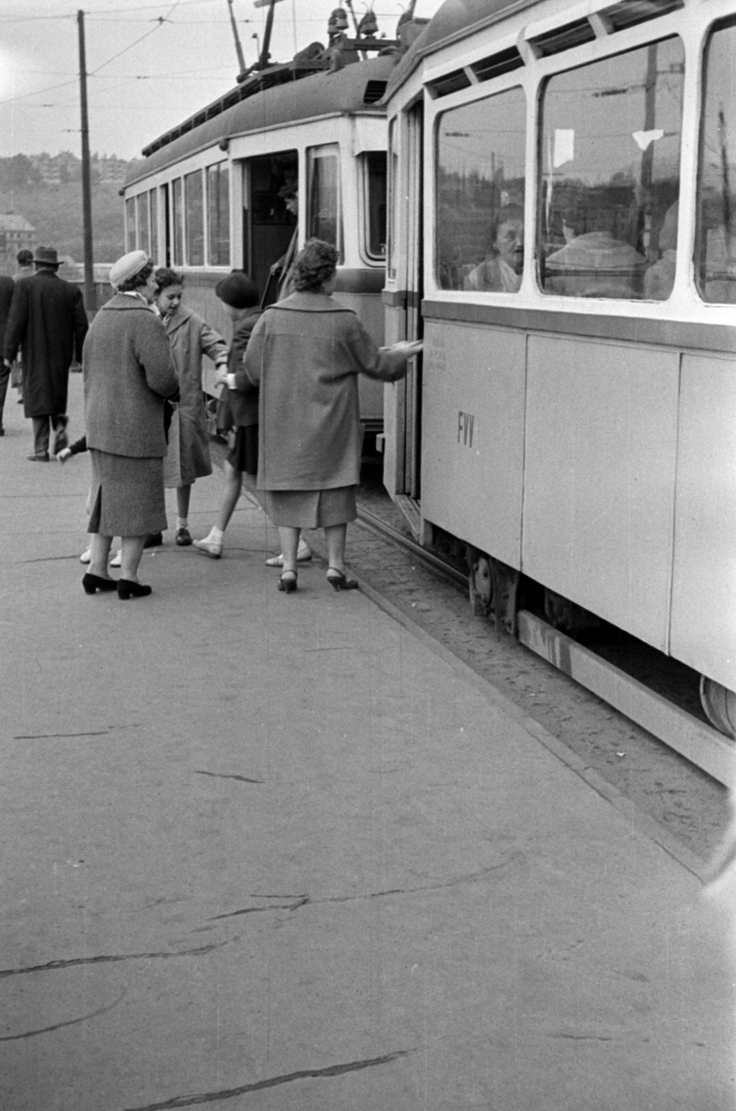 Magyarország, Budapest, Margit híd, villamosmegálló a szigeti lejárónál, Buda felé nézve., 1959, Barbjerik Ferenc, villamosmegálló, villamos, Fortepan #148556