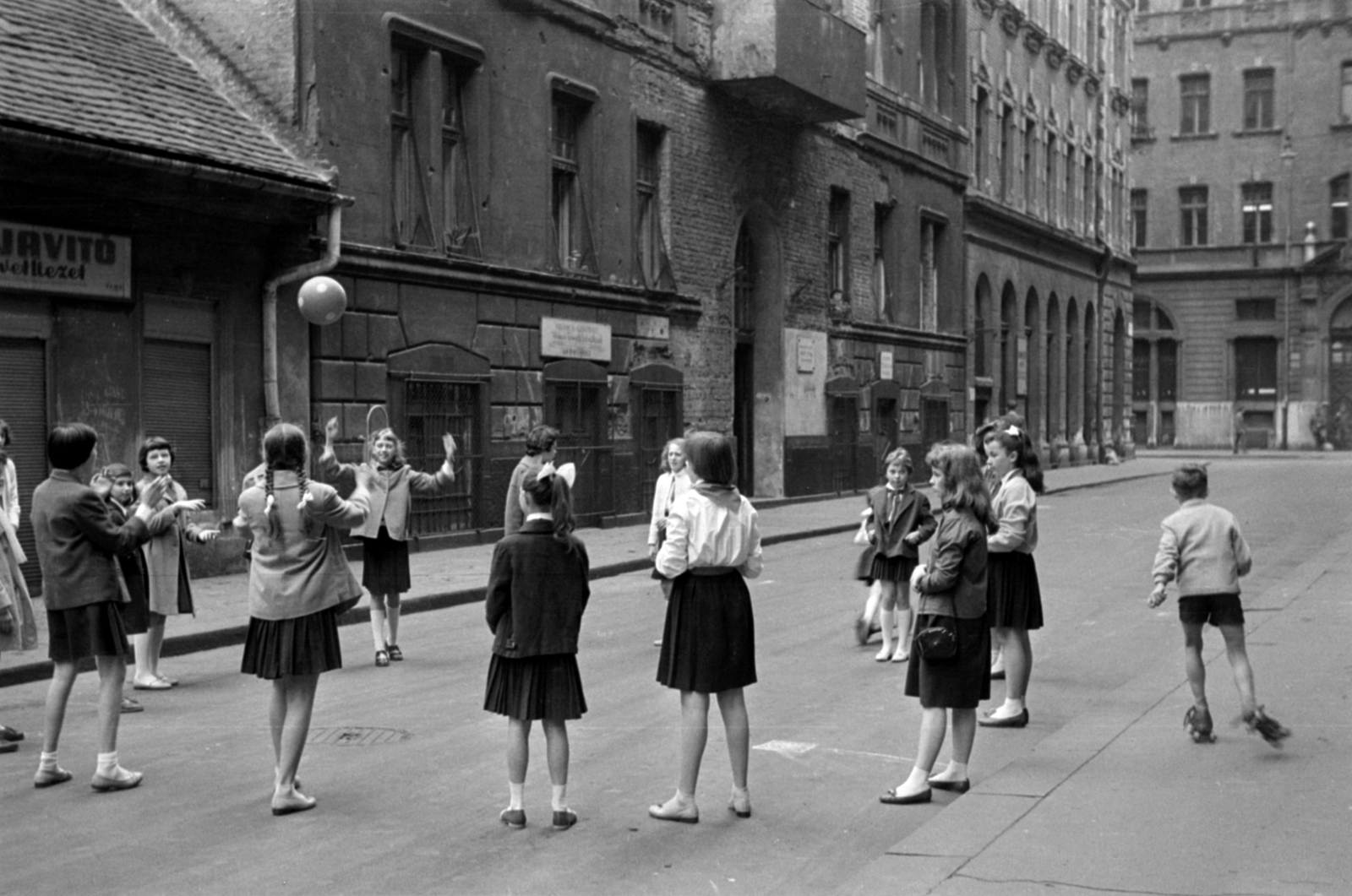 Hungary, Budapest VI., Lovag utca a Nagymező utca felé nézve. Szemben az erkélyes ház a 3. szám, ebben a házban lakott József Attila 1920-1926. között., 1959, Barbjerik Ferenc, Budapest, kid, toy, ball, Fortepan #148559