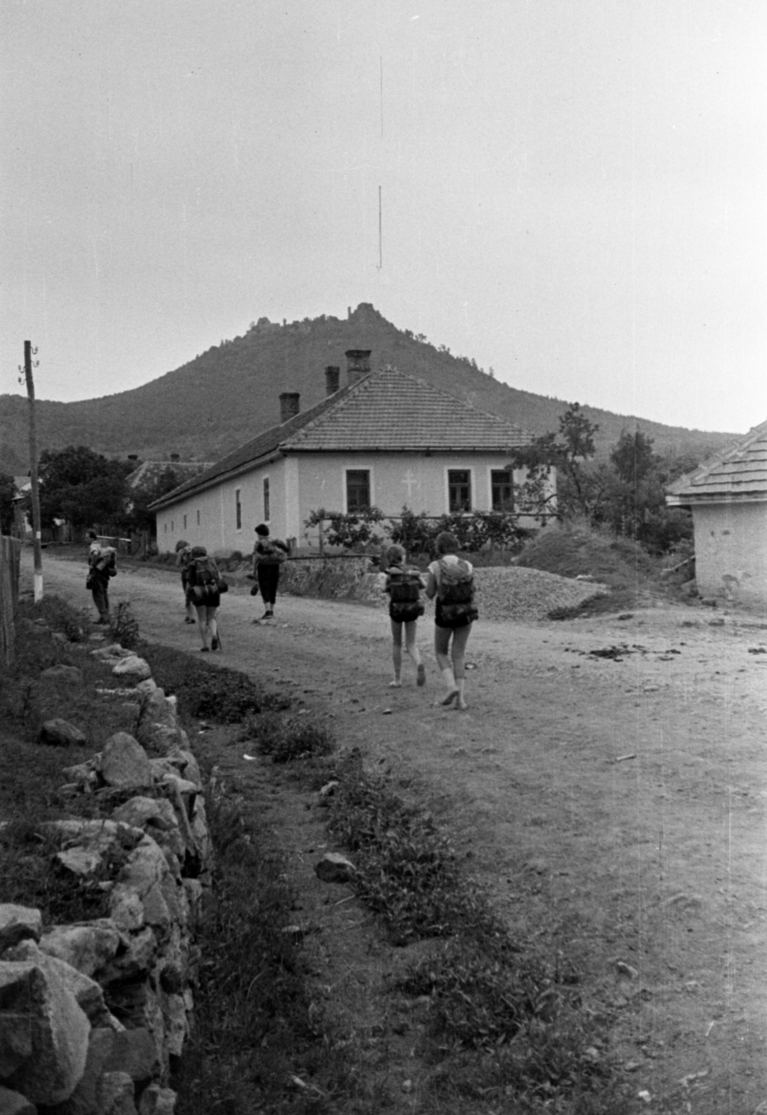 Hungary, Mogyoróska, Fő út, távolban a regéci vár., 1960, Barbjerik Ferenc, travel equipment, Fortepan #148564