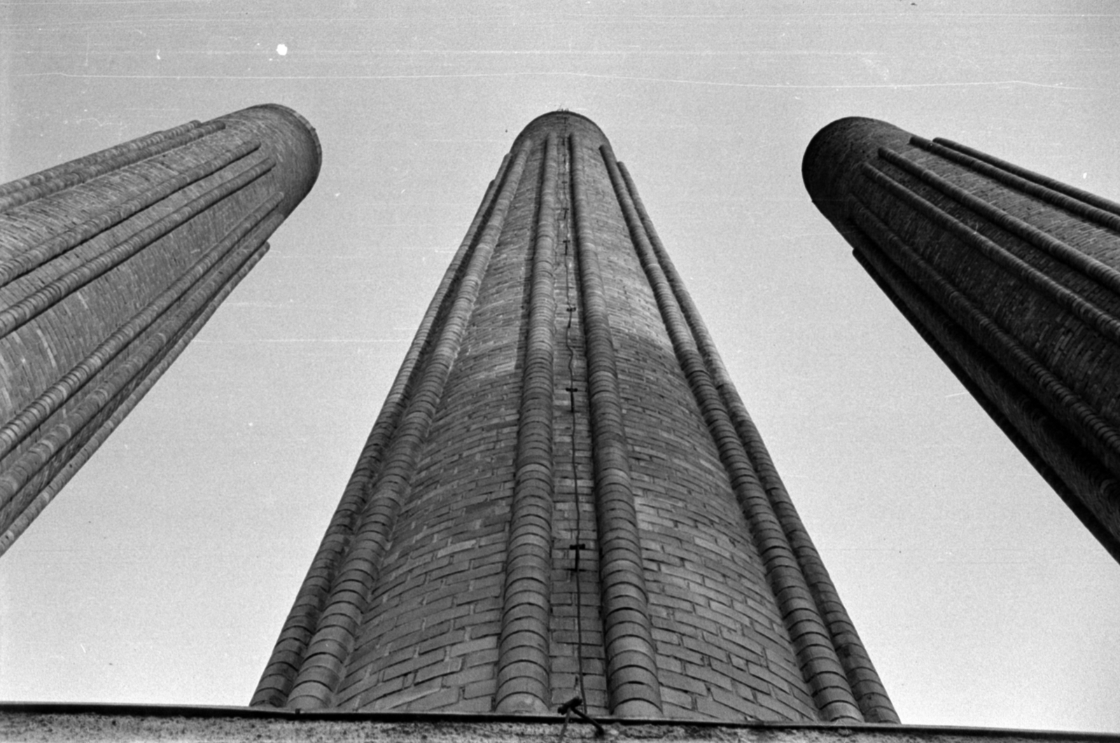 Hungary, Budapest X., Maglódi út 89-91., a Bajcsy-Zsilinszky Kórház három különleges kialakítású, mára védett kéménye., 1960, Barbjerik Ferenc, chimney, geometry, Budapest, Fortepan #148571