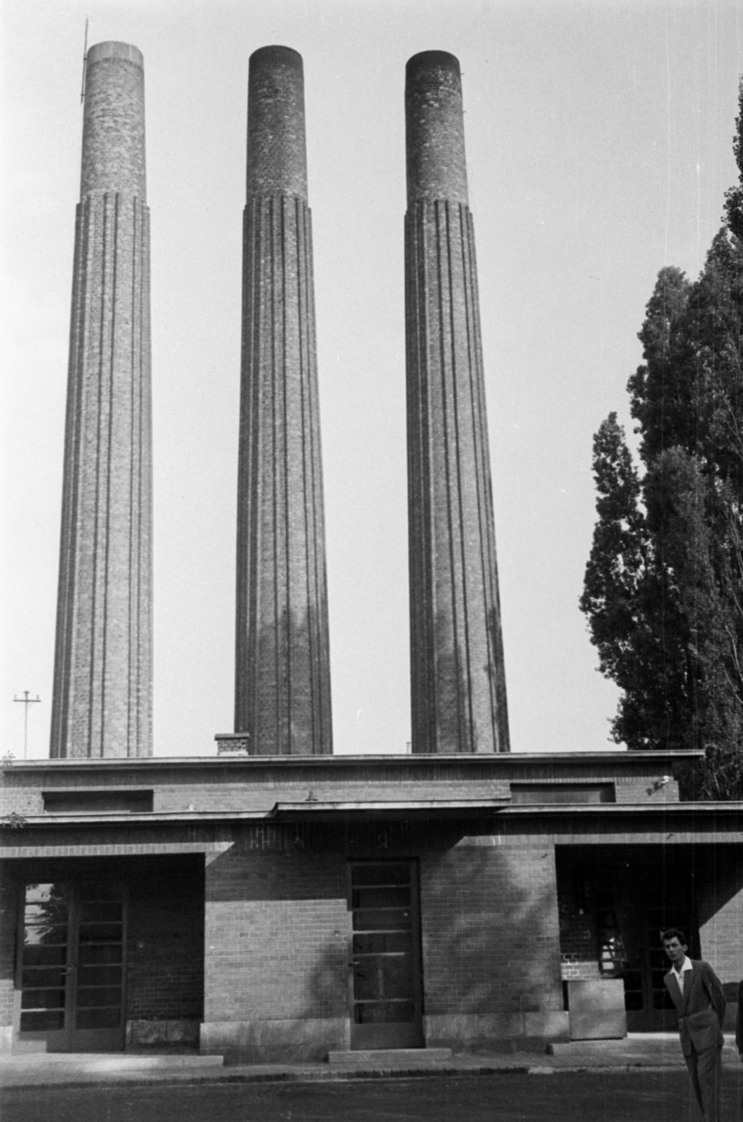 Hungary, Budapest X., Maglódi út 89-91., Bajcsy-Zsilinszky Kórház, a kazánház mögött a különleges kialakítású, mára védett kémények láthatók., 1960, Barbjerik Ferenc, chimney, Budapest, Fortepan #148572