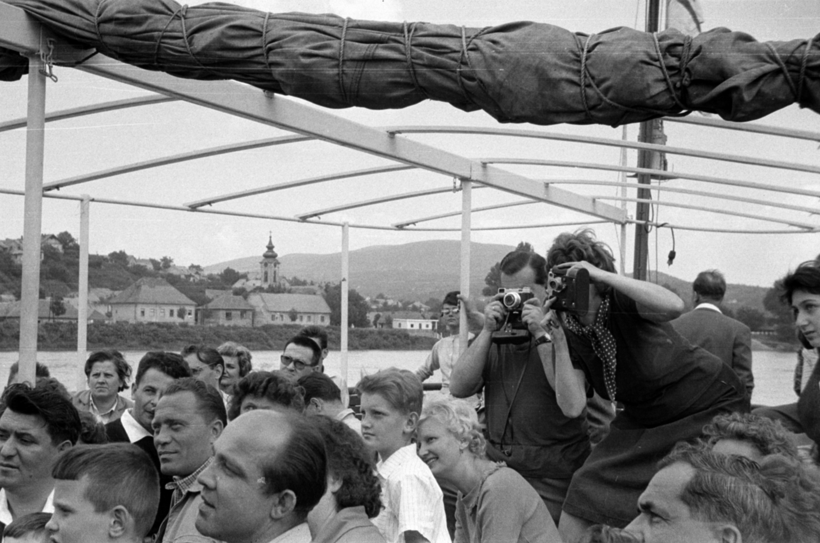 Hungary, Szentendre, egy sétahajó utasai fürdőruha bemutatót néznek., 1960, Barbjerik Ferenc, audience, photography, Fortepan #148577