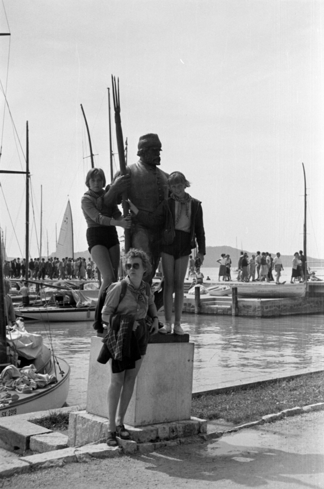 Hungary, Balatonfüred, kikötő, a halász szobra Pásztor János alkotása (1941)., 1960, Barbjerik Ferenc, pioneer, standing on a sculpture, Fortepan #148585