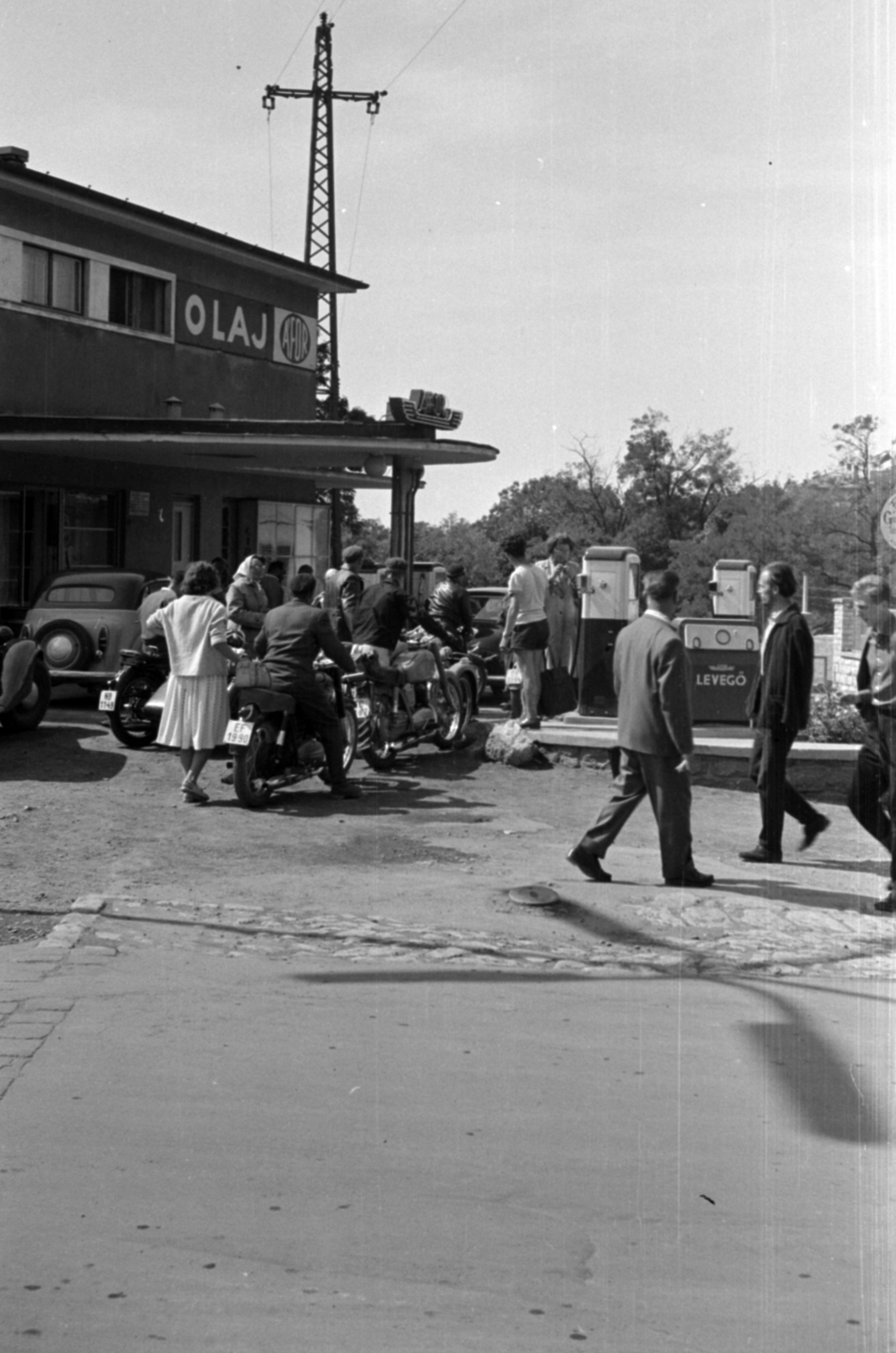 Hungary, Balatonfüred, Jókai Mór utca - Széchenyi István (Petőfi Sándor) utca sarok, benzinkút a 71-es főúton az útkereszteződésnél., 1960, Barbjerik Ferenc, motorcycle, gas station, Fortepan #148587