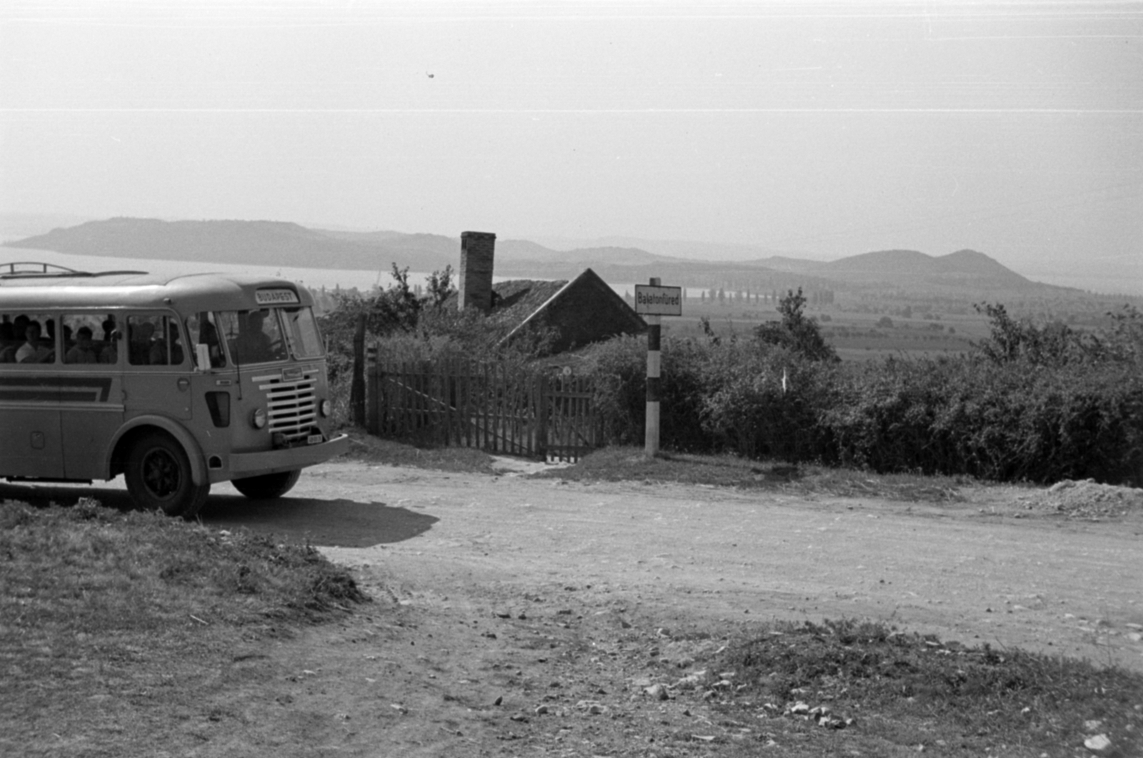 Hungary,Lake Balaton, Balatonfüred, Vázsonyi út, kilátás a Füredi öbölre és a Tihanyi-félszigetre., 1960, Barbjerik Ferenc, bus, Fortepan #148589