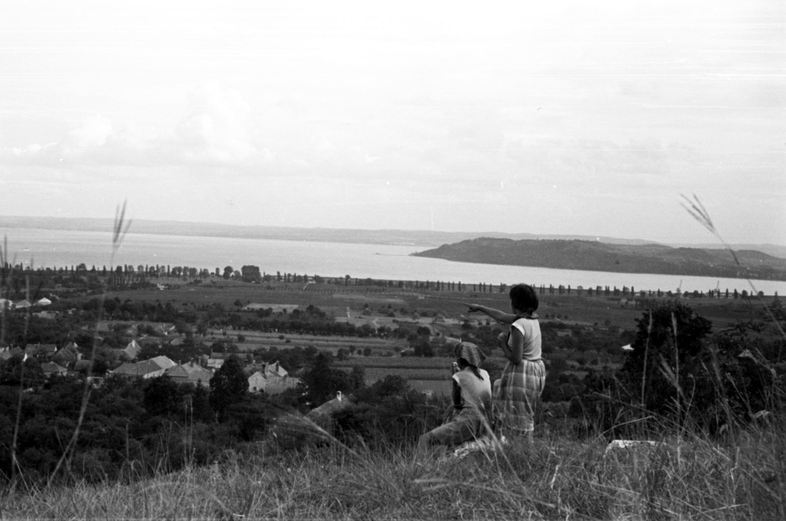 Hungary, Balatonfüred, kilátás a Füredi öbölre és a Tihanyi-félszigetre., 1960, Barbjerik Ferenc, excursion, point a finger, looking into the distance, Fortepan #148593