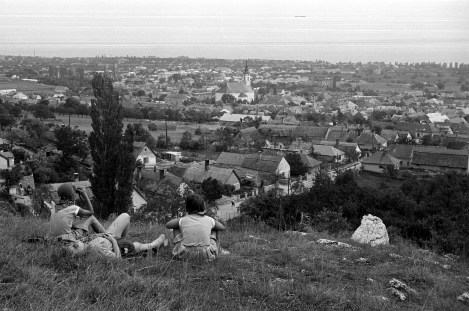 Hungary, Balatonfüred, kilátás a Füredi öbölre és Tihanyra, középen az Óvoda utcai református templom., 1960, Barbjerik Ferenc, excursion, looking into the distance, Fortepan #148594