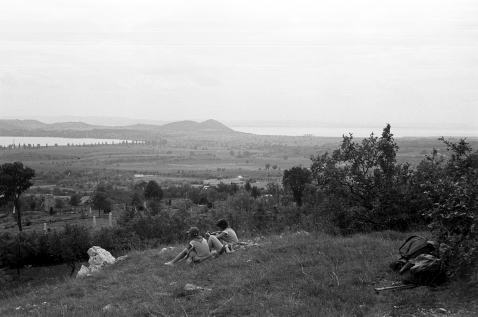 Magyarország, Balatonfüred, kilátás a Füredi öbölre és a Tihanyi-félszigetre, háttérben a Sajkodi öböl., 1960, Barbjerik Ferenc, pihenés, Fortepan #148596