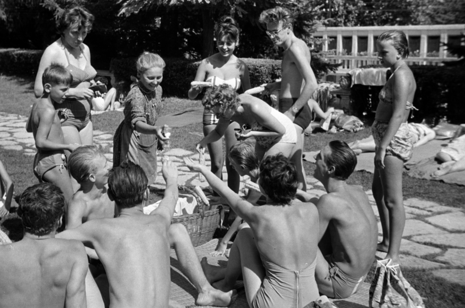Hungary, Budapest III., Csillaghegyi strandfürdő., 1960, Barbjerik Ferenc, Budapest, corn on the cob, Fortepan #148601