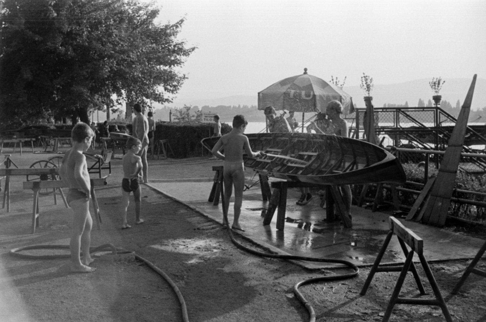Hungary, Budapest IV., a Tungsram strand területén lévő csónakház előtt készült a felvétel., 1960, Barbjerik Ferenc, Budapest, hose, Fortepan #148603