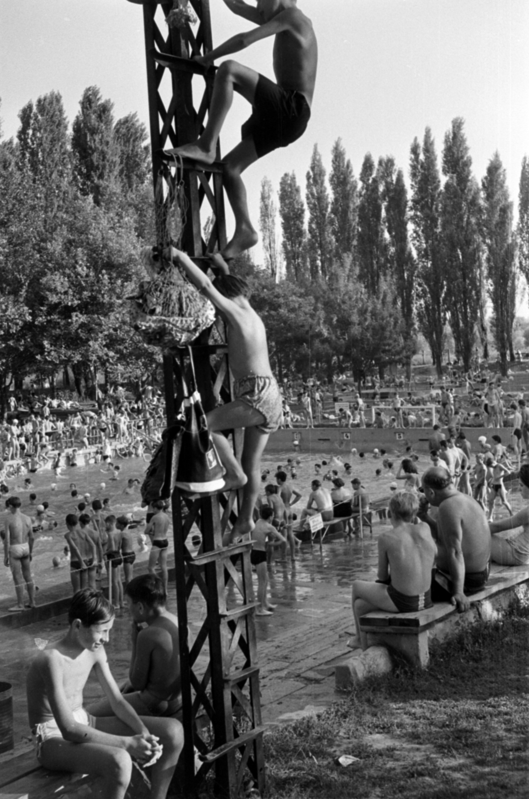 Hungary, Budapest IV., Váci út 104., Tungsram strand, versenymedence., 1960, Barbjerik Ferenc, Budapest, climbing, Fortepan #148604