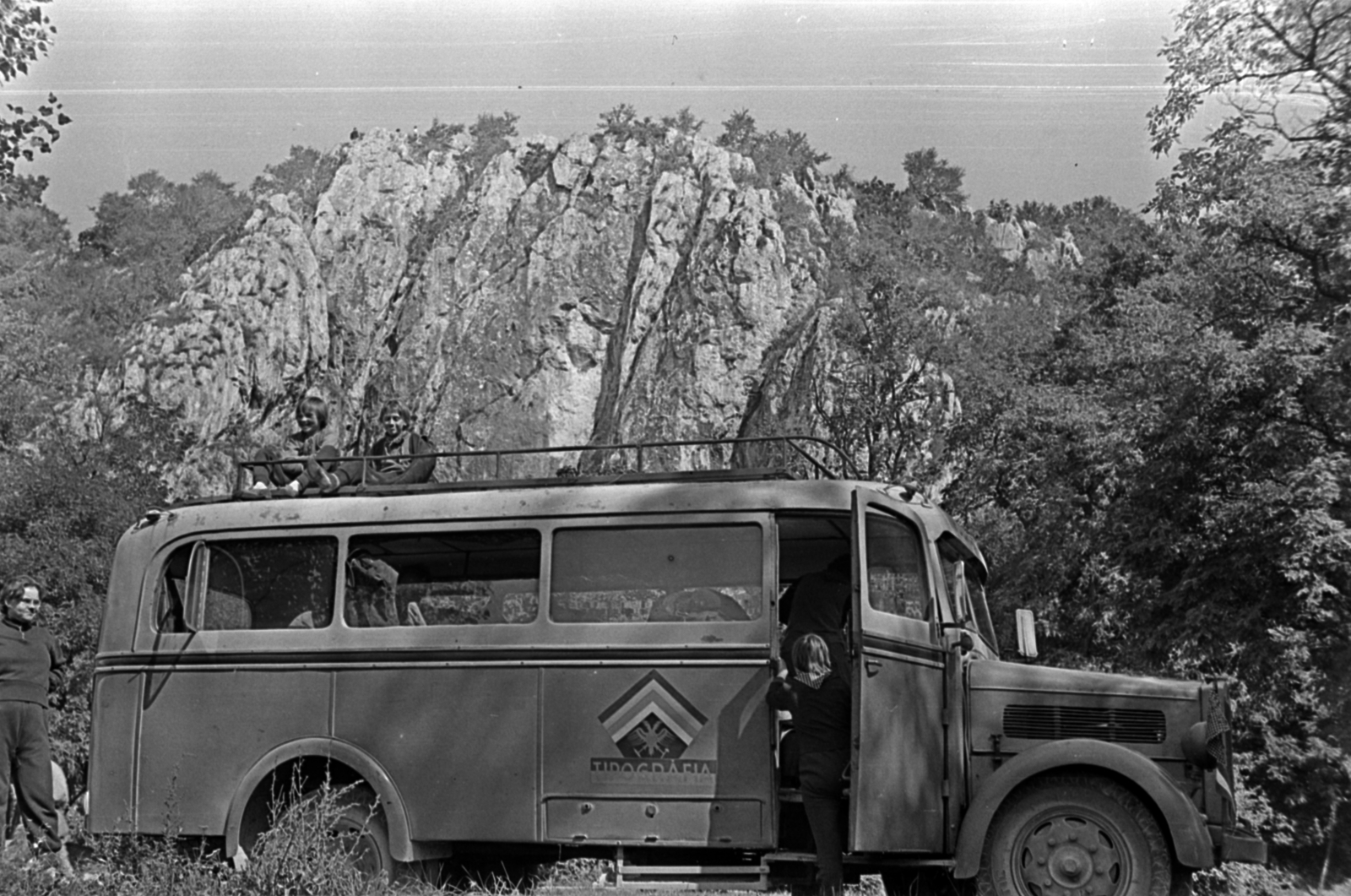 Hungary, Aggtelek, a Baradla-barlang bejárata melletti sziklafal., 1961, Barbjerik Ferenc, bus, Fortepan #148608