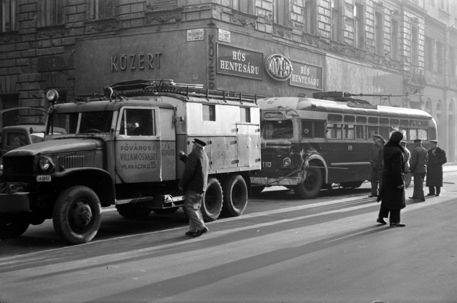 Hungary, Budapest VI., Dessewffy utca és Nagymező utca kereszteződése., 1961, Barbjerik Ferenc, accident, trolley bus, number plate, Budapest, grocery store, Közért Company, GMC CCKW 353, Fortepan #148618
