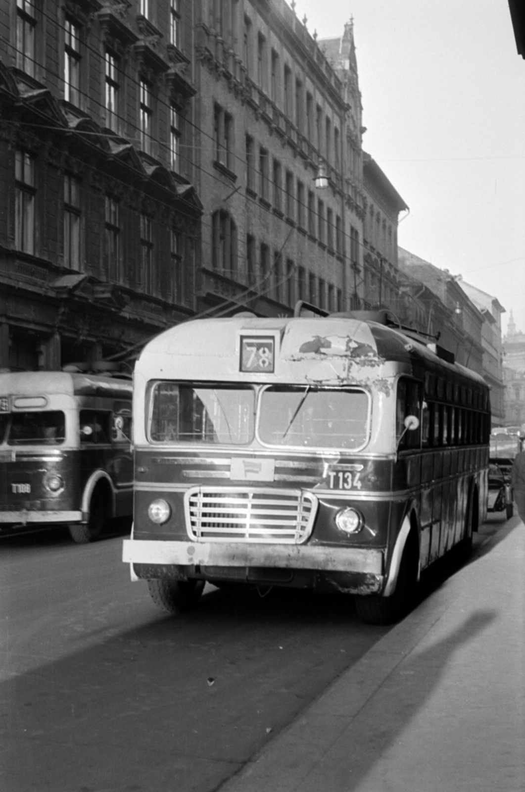 Hungary, Budapest VI., Nagymező utca a Lovag utca felől a Bajcsy-Zsilinszky út felé nézve., 1961, Barbjerik Ferenc, accident, trolley bus, Budapest, Fortepan #148619