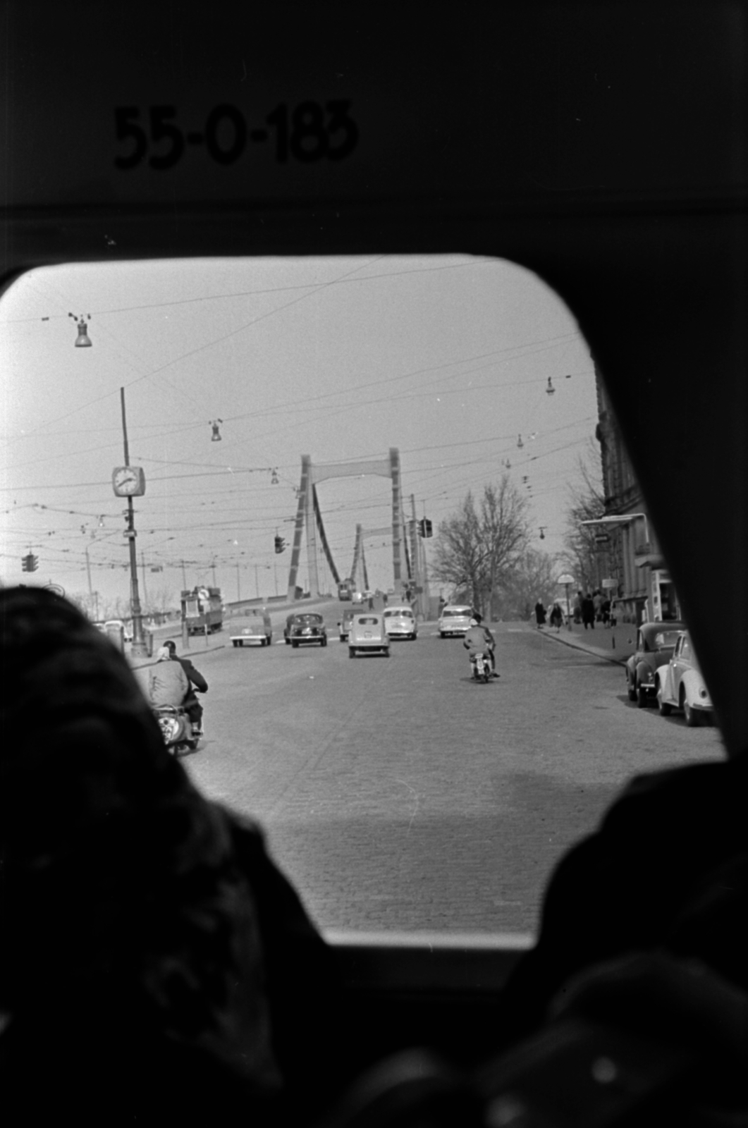 Ausztria, Bécs, Lassallestrasse a Reichsbrücke felé nézve., 1962, Barbjerik Ferenc, köztéri óra, forgalom, Fortepan #148626
