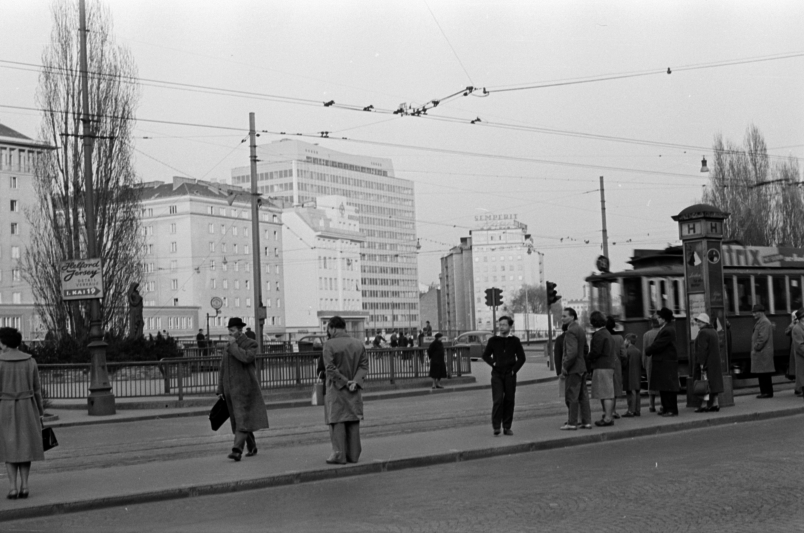 Ausztria, Bécs, Franz-Josefs-Kai a Marienbrücke mellett, háttérben a Duna-csatorna túlpartján az Obere Donaustrasse épületei., 1962, Barbjerik Ferenc, Fortepan #148633