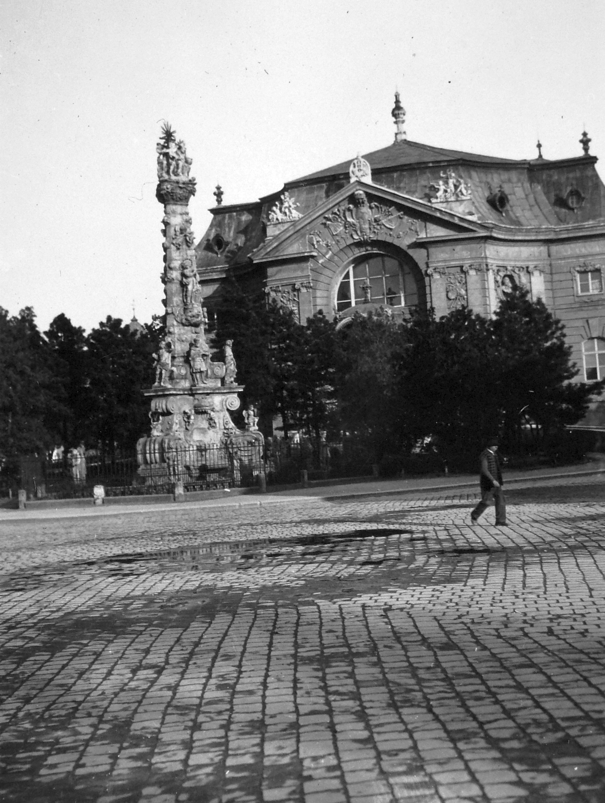 Hungary, Kecskemét, Katona József tér, Katona József Színház, előtte a Szentháromság-szobor., 1939, Négyesi Pál, Fellner and Helmer-design, cobblestones, eclectic architecture, Neo-Baroque-style, Fortepan #14864