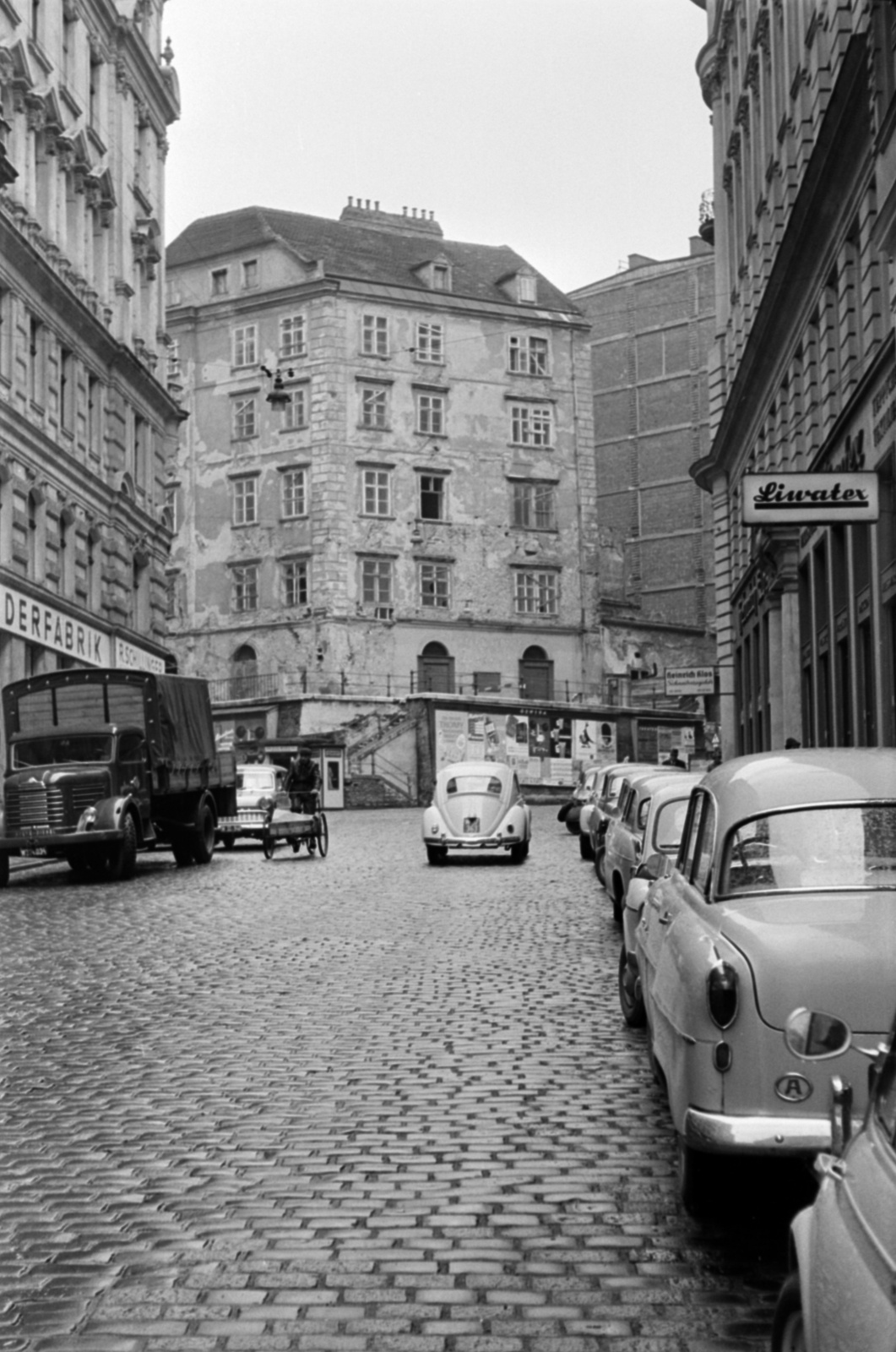 Austria, Vienna, Vorlaufstrasse a Marc-Aurel-Strasse és Sterngasse sarok felé nézve., 1962, Barbjerik Ferenc, Volkswagen-brand, Volkswagen Beetle, Fortepan #148645