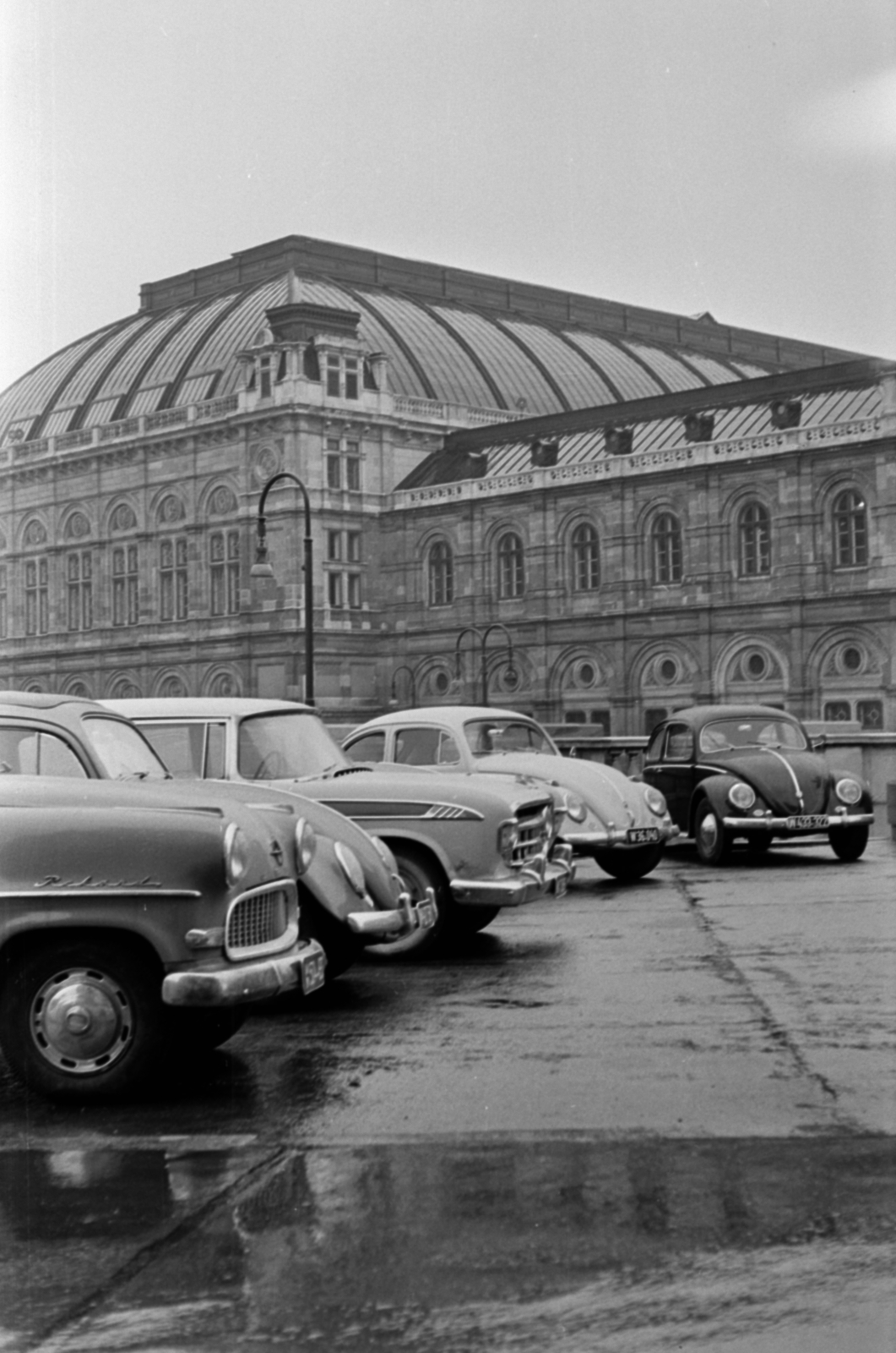 Austria, Vienna, az Opera az Augustinerstrasse felől., 1962, Barbjerik Ferenc, Volkswagen-brand, Volkswagen Beetle, Fortepan #148651