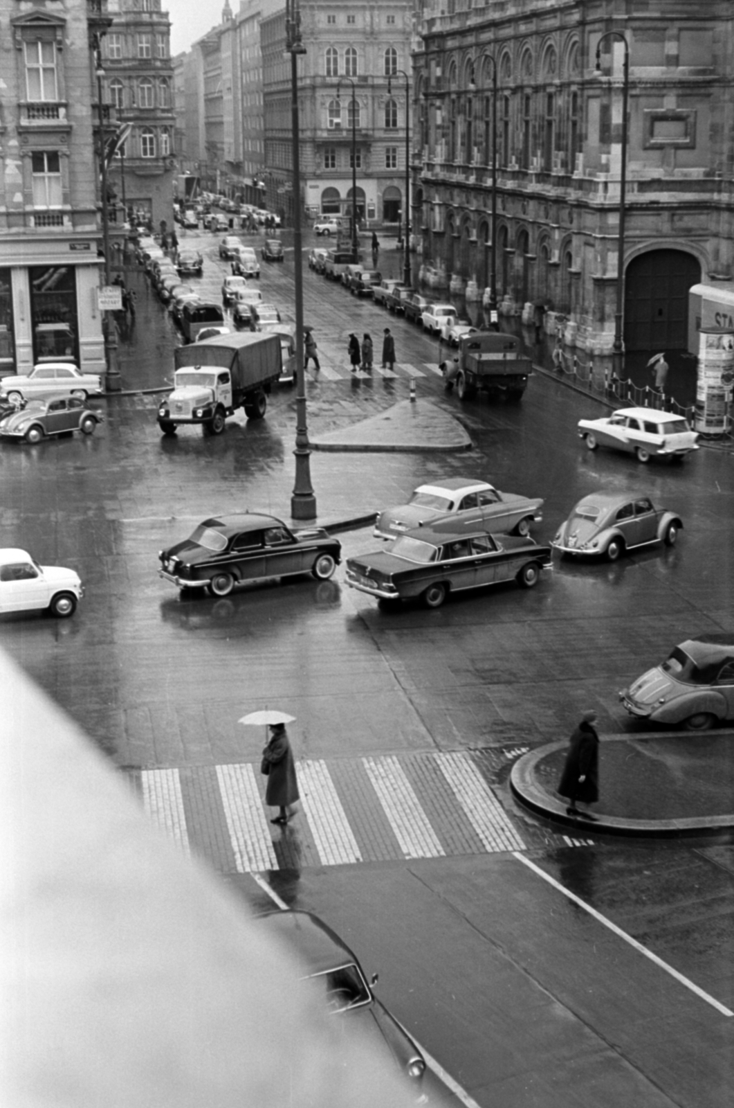 Austria, Vienna, az Albertinaplatz és a Philharmonikerstrasse az Augustinerbastei felől, jobbra az Opera., 1962, Barbjerik Ferenc, Fortepan #148652