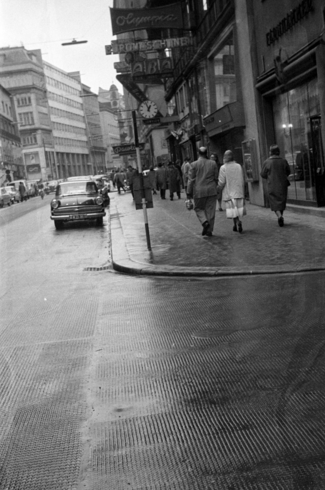 Ausztria, Bécs, Kärntner Strasse a Kärntner Durchgang sarkától a Himmelpfortgasse felé nézve., 1962, Barbjerik Ferenc, járókelő, köztéri óra, utcakép, Fortepan #148661