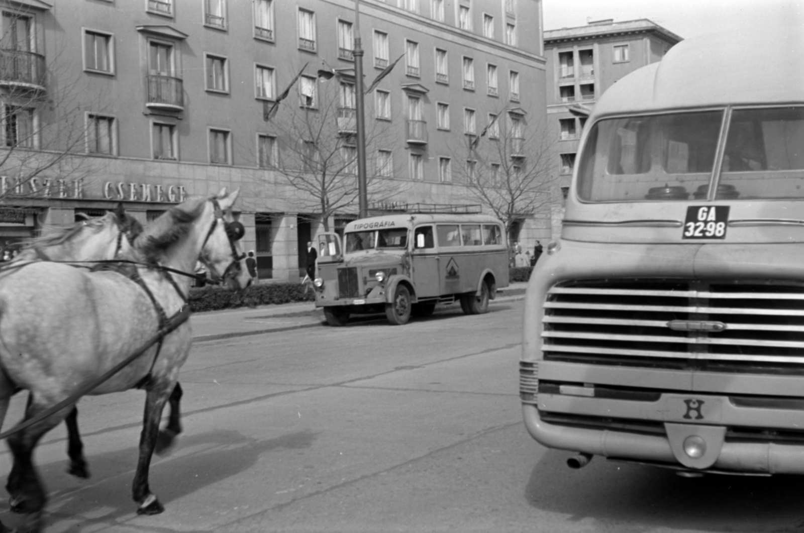 Magyarország, Dunaújváros, Vasmű út az Ady Endre utca felől a József Attila utca felé nézve., 1962, Barbjerik Ferenc, autóbusz, Ikarus-márka, Ikarus 66, rendszám, Fortepan #148673