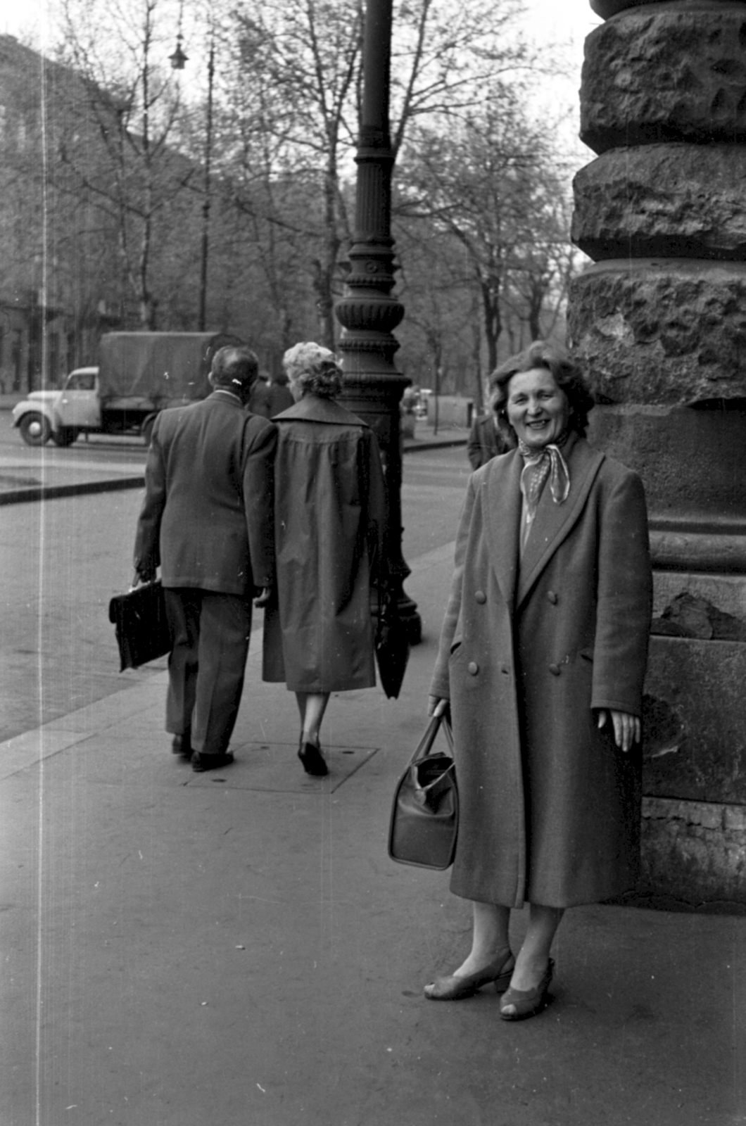 Hungary, Budapest VI., Andrássy út (Népköztársaság útja) 71., a Magyar Képzőművészeti Főiskola (később Magyar Képzőművészeti Egyetem) bejárati oszlopa. A ponyvás kisteherautó az Izabella utcából jön ki., 1963, Barbjerik Ferenc, portrait, commercial vehicle, street view, lamp post, lady, Budapest, Fortepan #148682