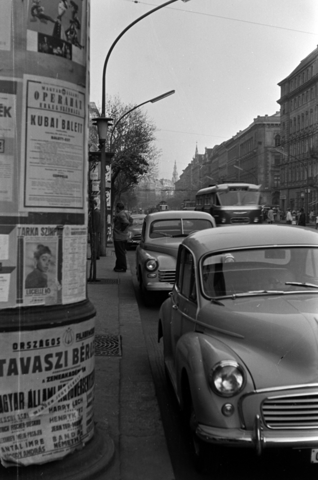 Magyarország, Budapest VI., Teréz (Lenin) körút az Oktogon (November 7. tér) felől a Király (Majakovszkij) utca felé nézve, távolban a New York palota tornya látszik., 1963, Barbjerik Ferenc, utcakép, hirdetőoszlop, Ikarus 66, GAZ M20 Pobeda, neon lámpa, Budapest, Morris Minor, Fortepan #148683