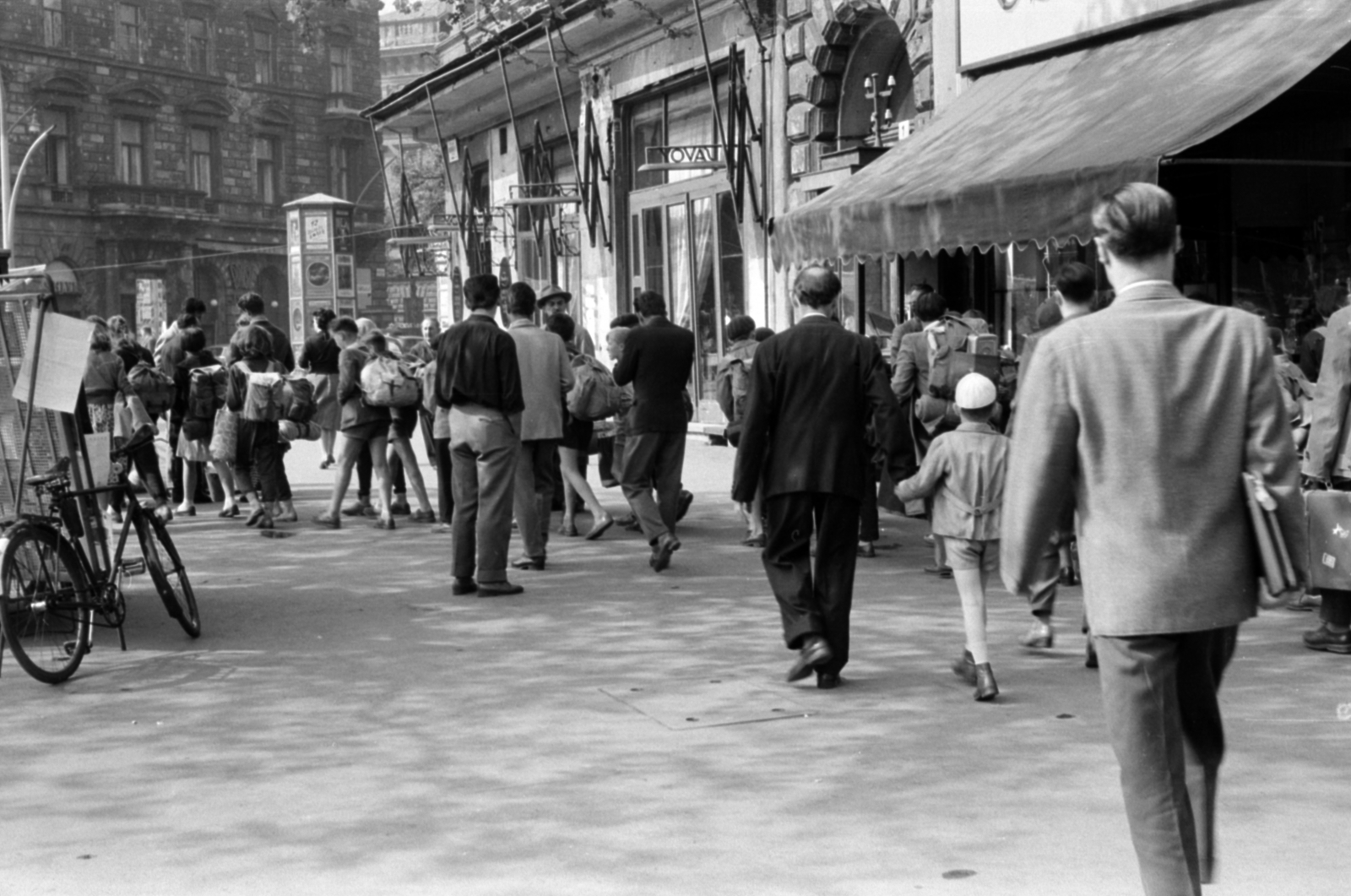 Hungary, Budapest VI., Oktogon (November 7. tér), háttérben az Andrássy út (Népköztársaság útja) 47., 1963, Barbjerik Ferenc, bicycle, street view, genre painting, briefcase, backpack, lunch box, Budapest, Fortepan #148685