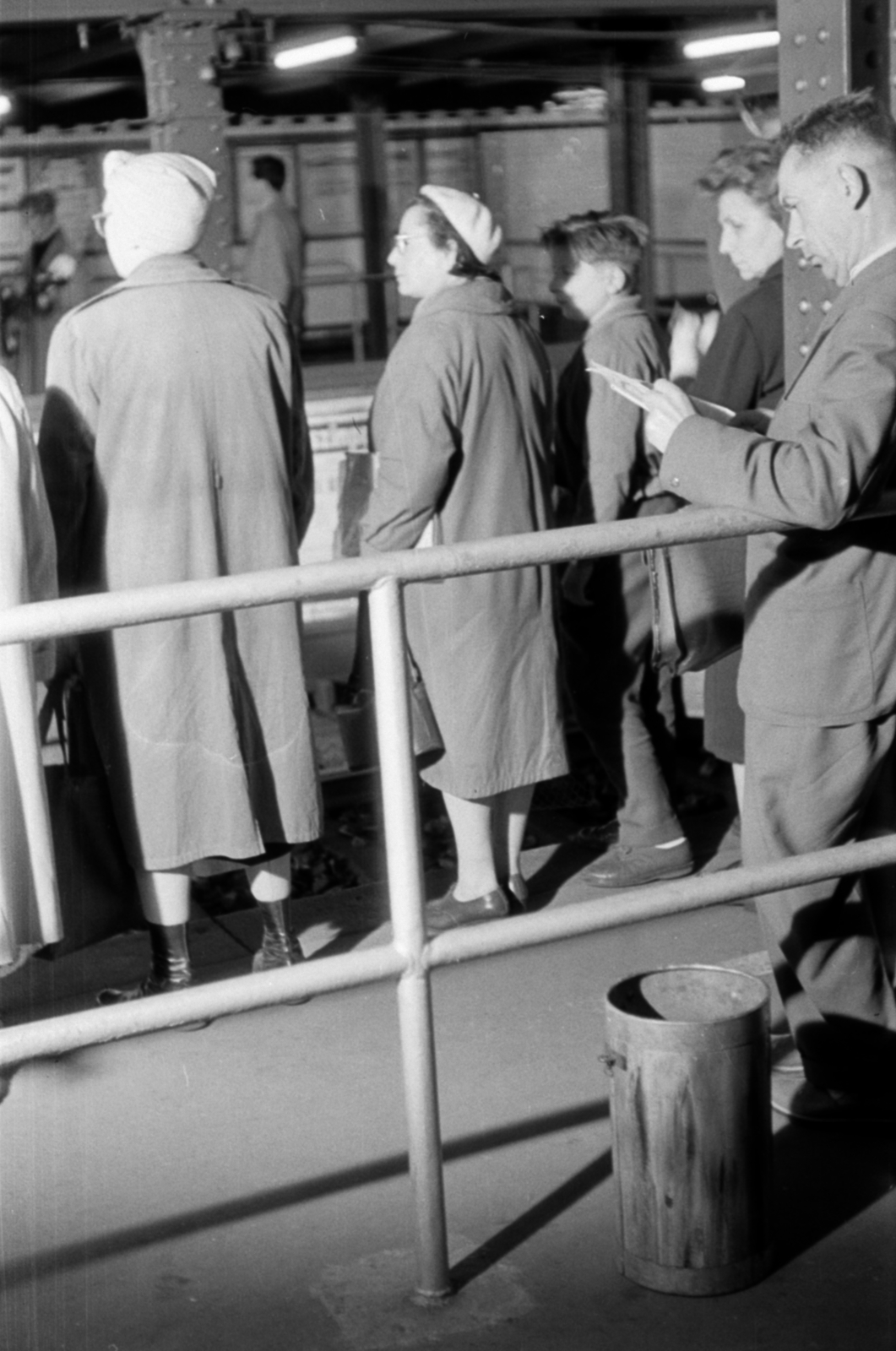 Hungary, Budapest, a Millenniumi Földalatti Vasút egyik állomása., 1963, Barbjerik Ferenc, beret, headscarf, passenger, Fortepan #148694