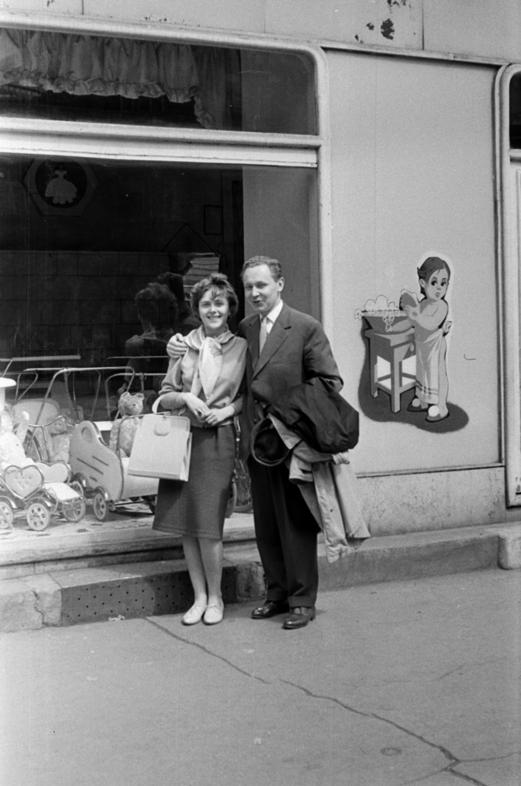 1963, Barbjerik Ferenc, Show window, baby carriage, man and woman, trench coat, Fortepan #148695