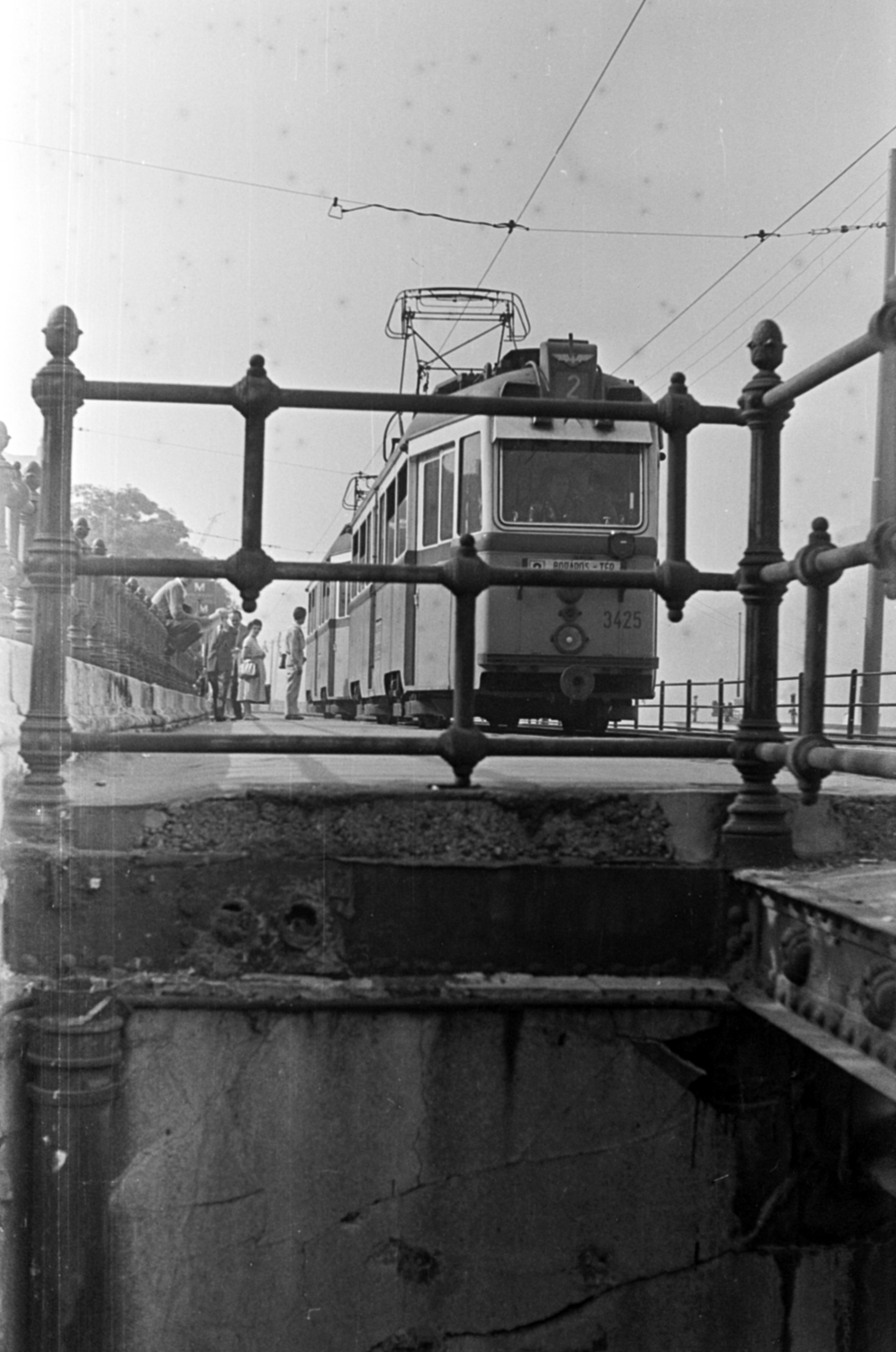Magyarország, Budapest V., Dunakorzó, villamosmegálló a Vigadó térnél., 1962, Barbjerik Ferenc, villamos, Budapest, Fortepan #148708