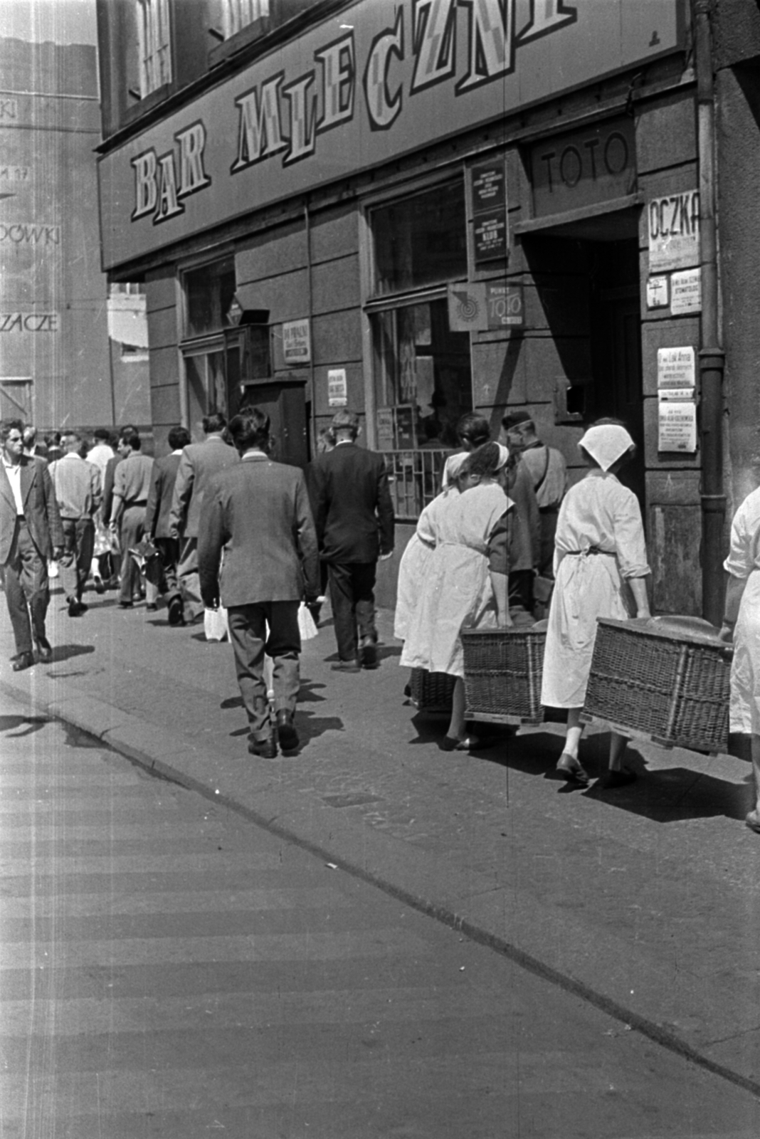 Lengyelország, Katowice, Aleja Korfantego Wojciecha (ulica Armii Czerwonej) 1., 1963, Barbjerik Ferenc, hordozás, fonott láda, Fortepan #148718