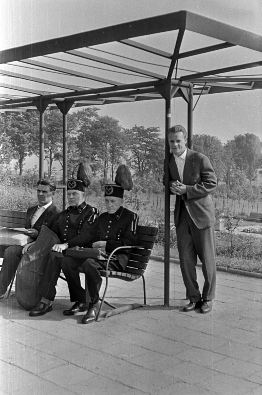 Poland, 1963, Barbjerik Ferenc, sack, waiting, platform, Fortepan #148720