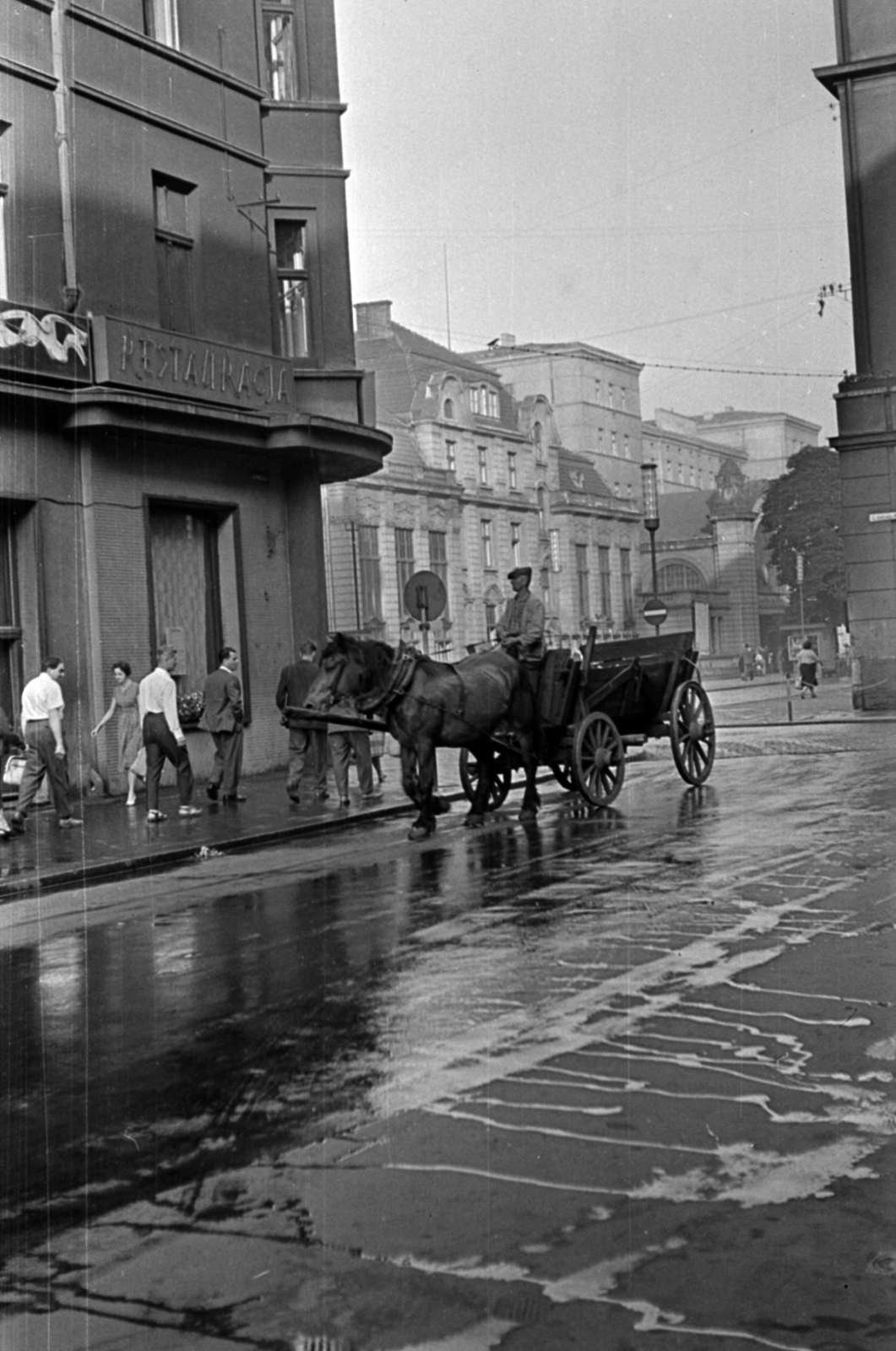 Poland, Katowice, ulica Mariacka az ulica Mielęckiego felé nézve, háttérben a régi vasútállomás., 1963, Barbjerik Ferenc, Fortepan #148727