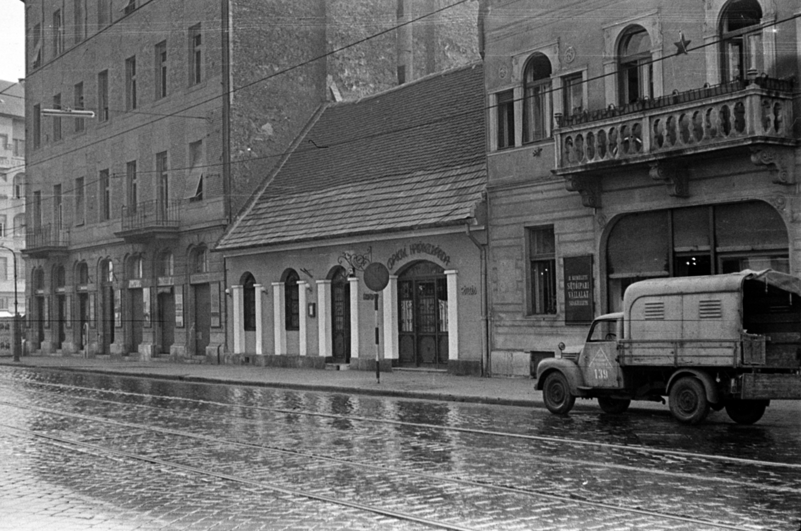 Hungary, Budapest II., Margit körút (Mártírok útja) 14., Paksi Halászcsárda., 1963, Barbjerik Ferenc, commercial vehicle, street view, Budapest, Fortepan #148735