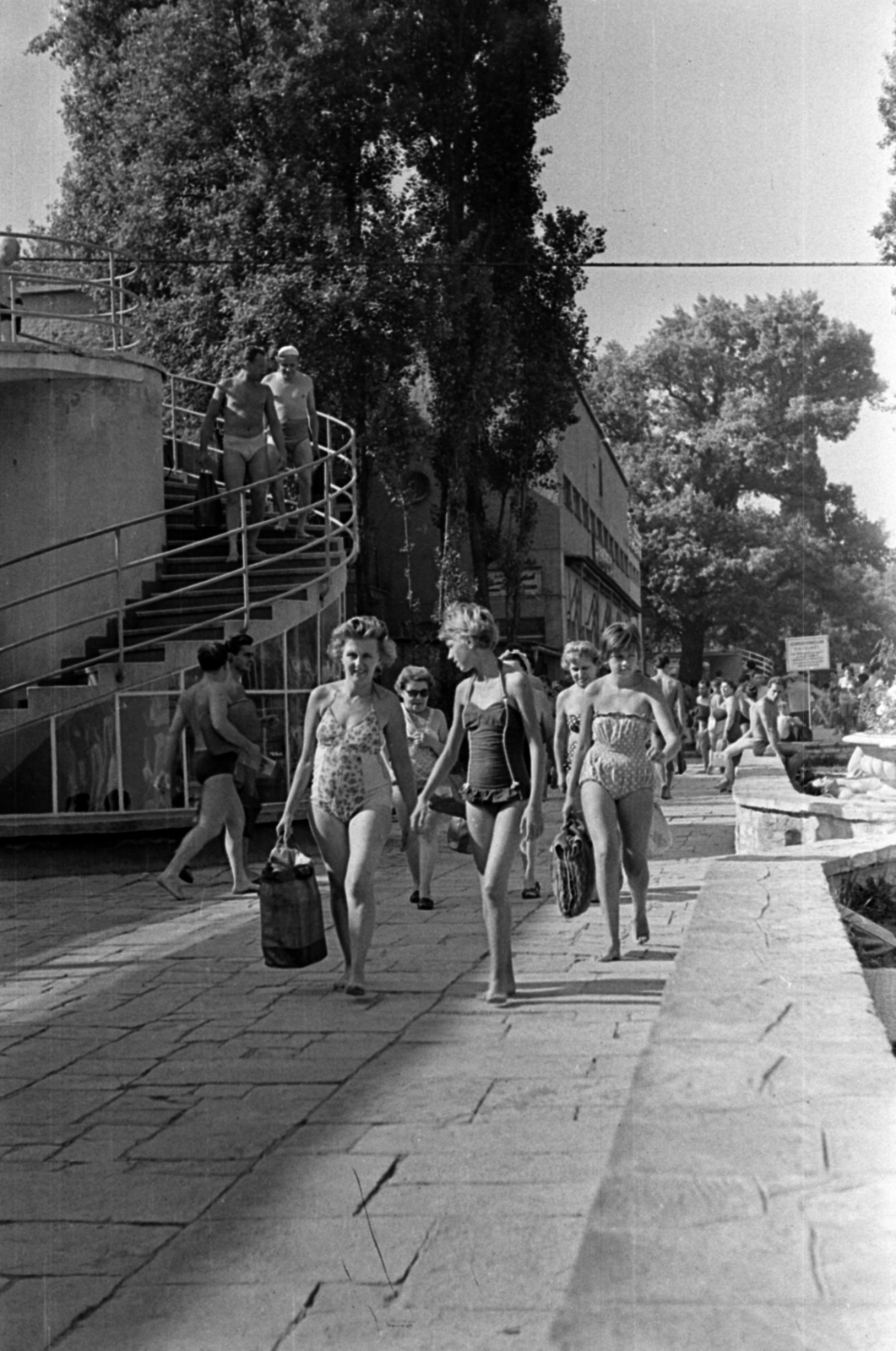Hungary, Margit Islands, Budapest, Palatinus Strandfürdő., 1963, Barbjerik Ferenc, bathing suit, sport bag, plaid, Fortepan #148740