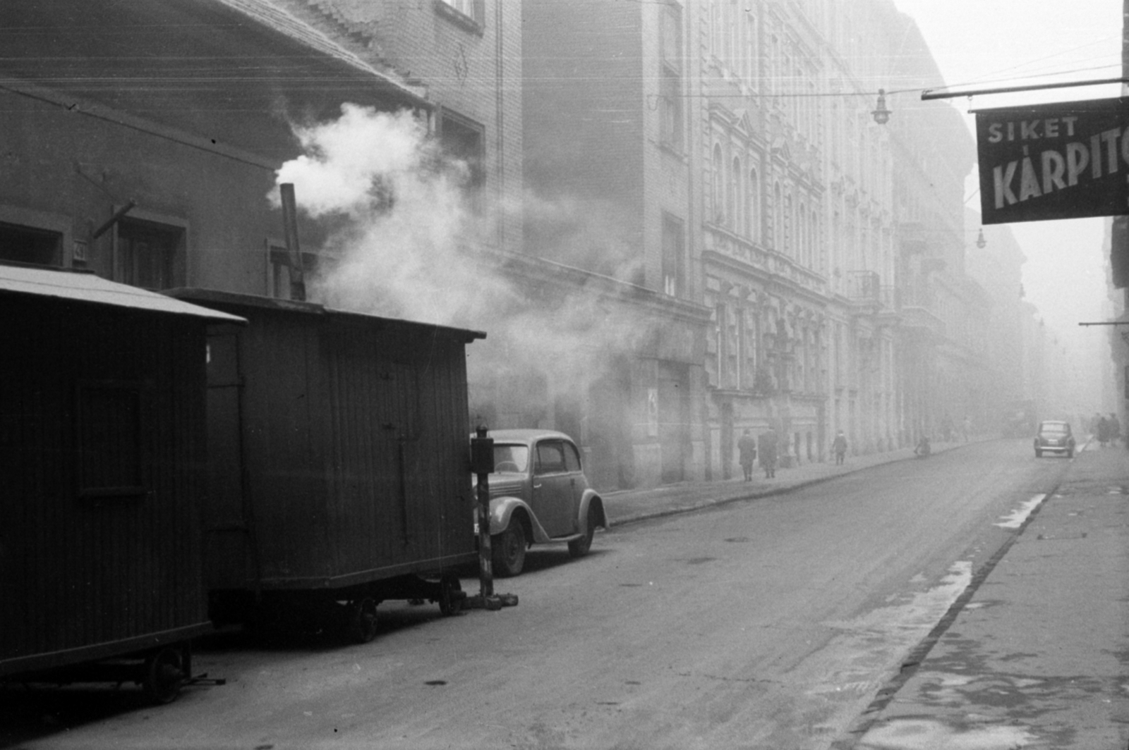 Magyarország, Budapest VI., Dessewffy utca, a Jókai utca felől a Nagymező utca felé nézve., 1963, Barbjerik Ferenc, cégtábla, utcakép, kárpitos, Budapest, Fortepan #148746