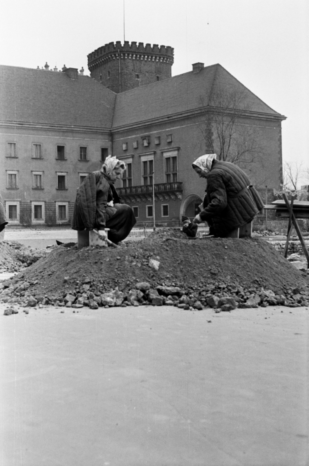 Lengyelország, Krakkó, a Királyi Palota (Wawel) udvara, háttérben a Szenátori-torony (Baszta Senatorska)., 1963, Barbjerik Ferenc, fejkendő, Pufajka, Fortepan #148753